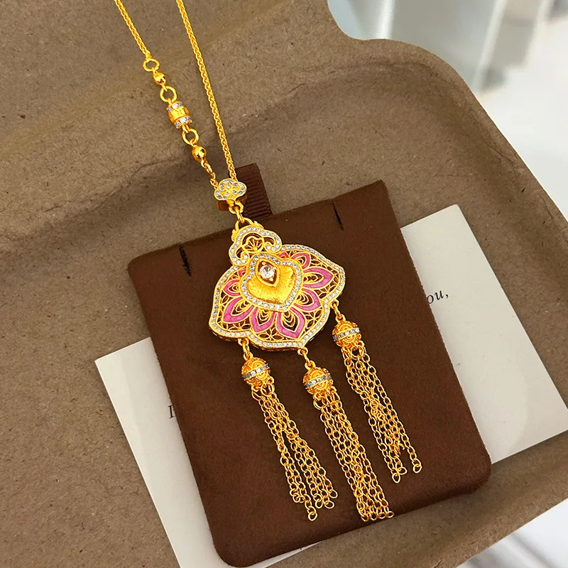 Matte Dot Diamond Enamel Hollow Lock Bag Necklace Pendant For Women 24K Gold AU999 create rich layered light contrast
Matte Dot Diamond Enamel Hollow Lock Bag Necklace Pendant For Women 24K Gold AU999 create rich layered light contrast