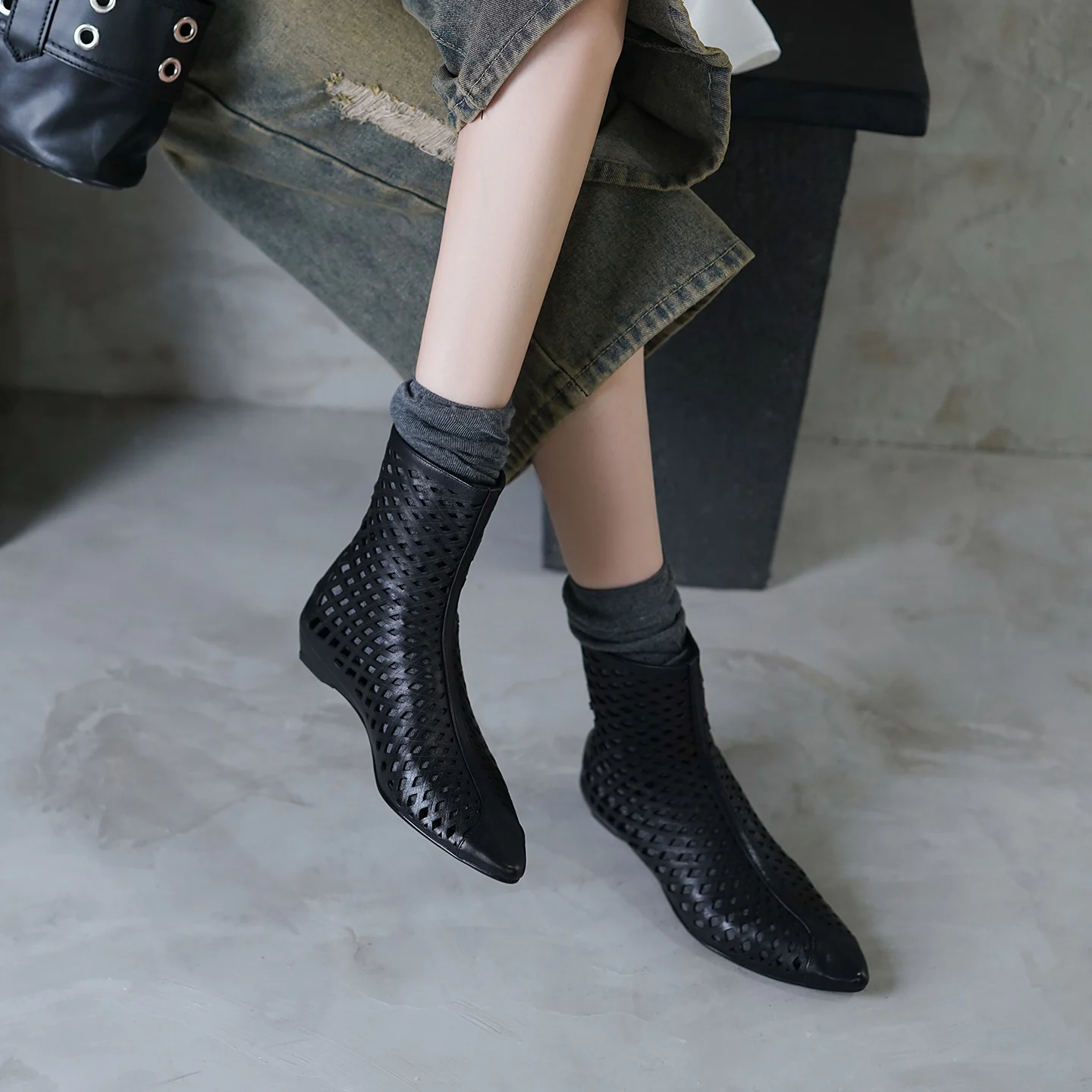 Genuine Leather Ankle Boots Back Zipper Low Heel Chelsea Boots Hollow Out Breathable Summer Sandals for Women
Genuine Leather Ankle Boots Back Zipper Low Heel Chelsea Boots Hollow Out Breathable Summer Sandals for Women