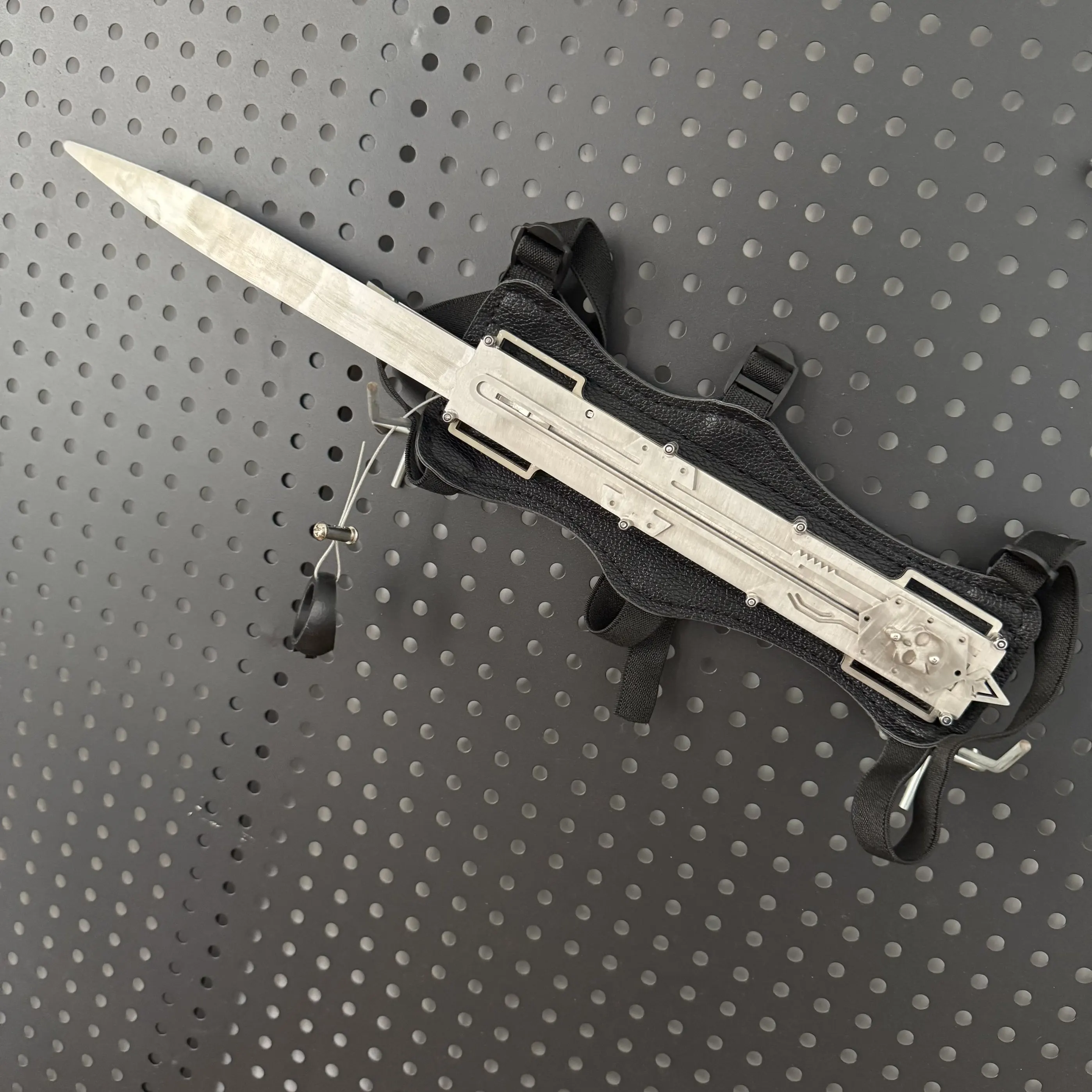Black Flag Metal Hidden Blade Prop, 2-Stage Cord-Controlled Model for Cosplay, Birthday and Holiday Gifts
Black Flag Metal Hidden Blade Prop, 2-Stage Cord-Controlled Model for Cosplay, Birthday and Holiday Gifts
