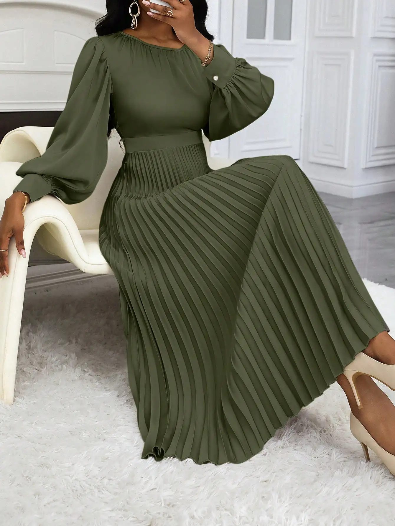 Black lantern sleeve pleated long dress; Audrey Hepburn style modified dress with visual extension
Black lantern sleeve pleated long dress; Audrey Hepburn style modified dress with visual extension