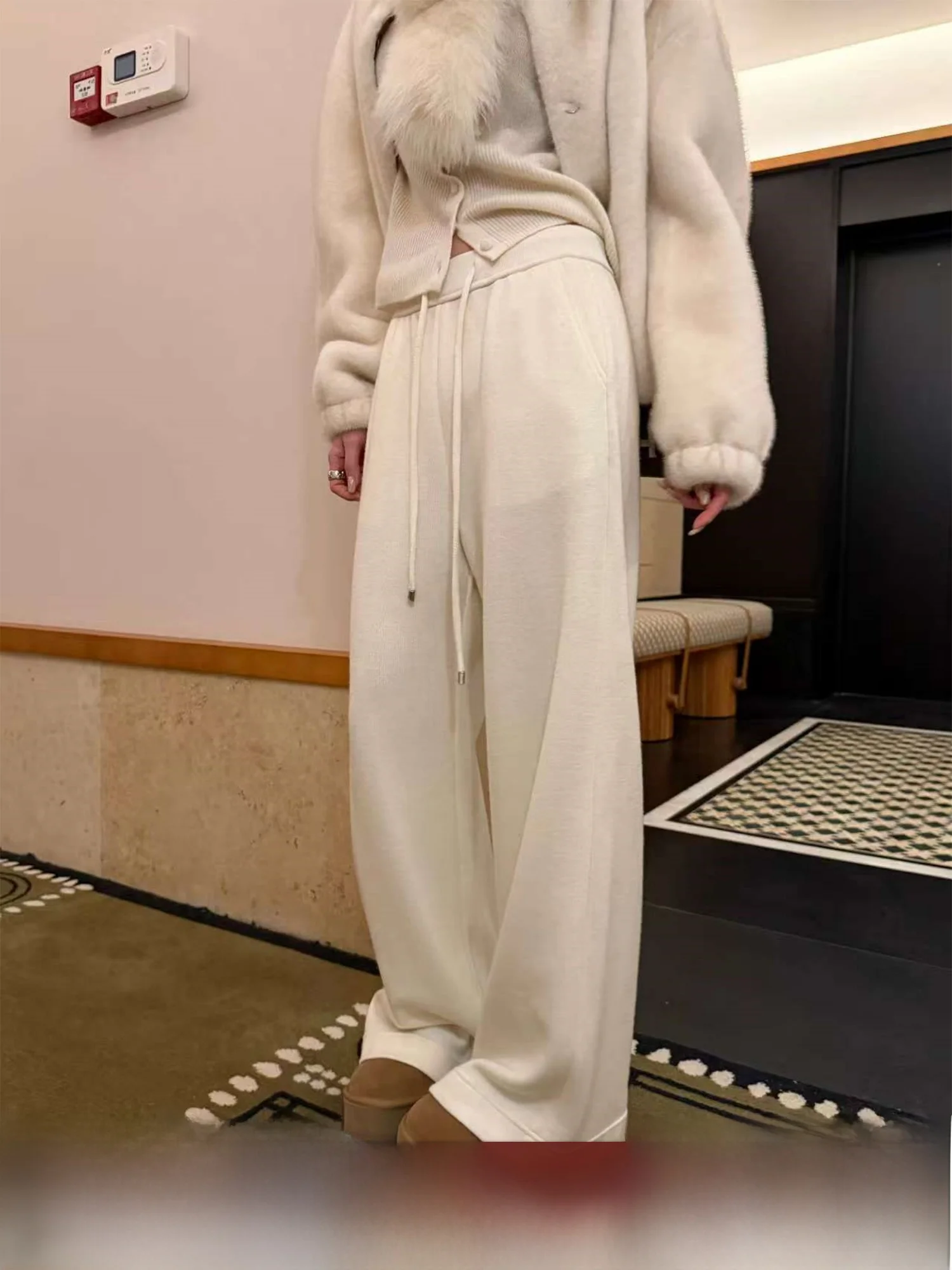 Soft Knitted Wide Leg Pants with Wool Casual High Waist Trousers for Women Comfortable Loose Fit Versatile Stylish Long Pants
Soft Knitted Wide Leg Pants with Wool Casual High Waist Trousers for Women Comfortable Loose Fit Versatile Stylish Long Pants