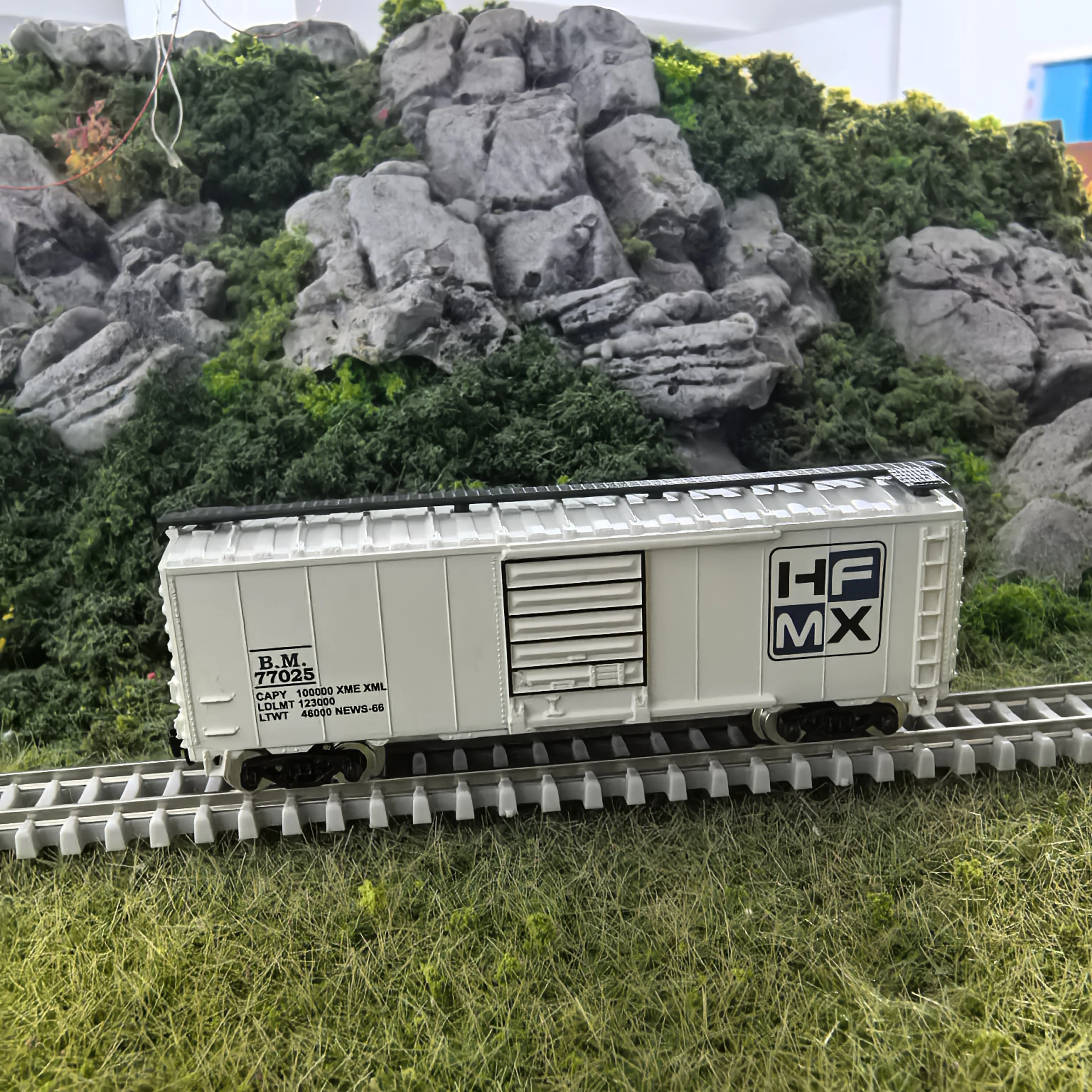 N Scale Refrigerated Railcar With Metal Wheels 1/160 Model Train Carriage For Train Enthusiasts Display And Collection
N Scale Refrigerated Railcar With Metal Wheels 1/160 Model Train Carriage For Train Enthusiasts Display And Collection