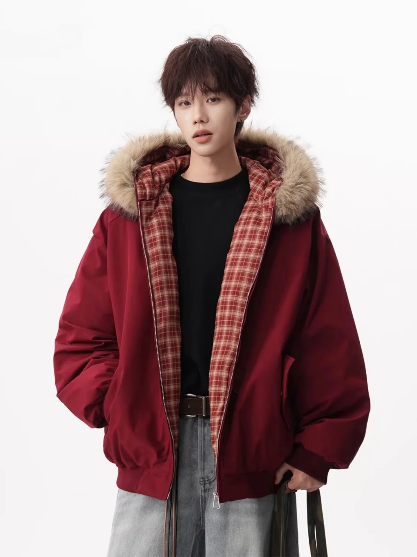 Красная клетчатая куртка на флисовой подкладке с меховым воротником, мужская зимняя куртка, повседневная теплая хлопковая утепленная куртка на молнии для пар
Красная клетчатая куртка на флисовой подкладке с меховым воротником, мужская зимняя куртка, повседневная теплая хлопковая утепленная куртка на молнии для пар