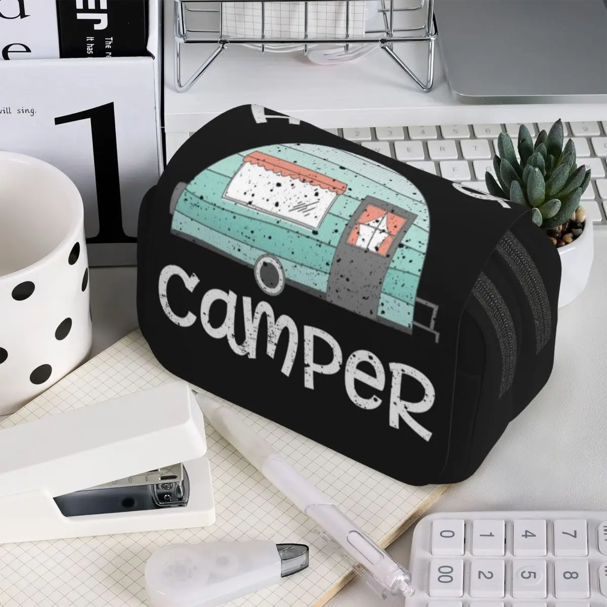 Пенал Happy Camper в стиле ретро-автодома/каравана для детей, подарочный пенал-коробка, сумка для канцелярских принадлежностей, держатель для ручек
Пенал Happy Camper в стиле ретро-автодома/каравана для детей, подарочный пенал-коробка, сумка для канцелярских принадлежностей, держатель для ручек