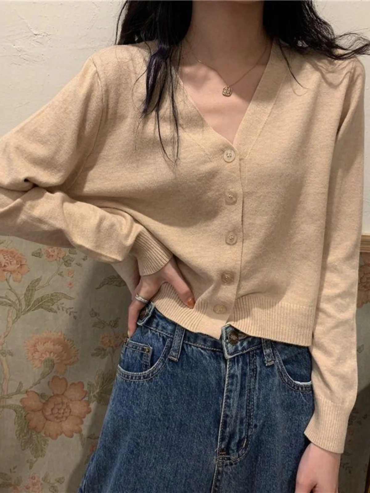 Spring Autumn Short Knitted Open Cardigan Women's Korean Style V-neck Long Sleeve Thin Sweater Jacket Outerwear
Spring Autumn Short Knitted Open Cardigan Women's Korean Style V-neck Long Sleeve Thin Sweater Jacket Outerwear