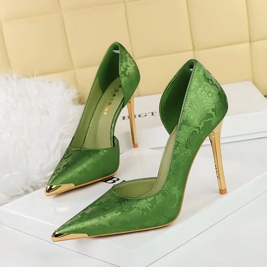 BIGTREE Shoes Metal Pointed End Women Pumps Silks Satins High Heels Ethnic Style Women Stilettos Heels 11 Cm Banquet High Heels 
BIGTREE Shoes Metal Pointed End Women Pumps Silks Satins High Heels Ethnic Style Women Stilettos Heels 11 Cm Banquet High Heels