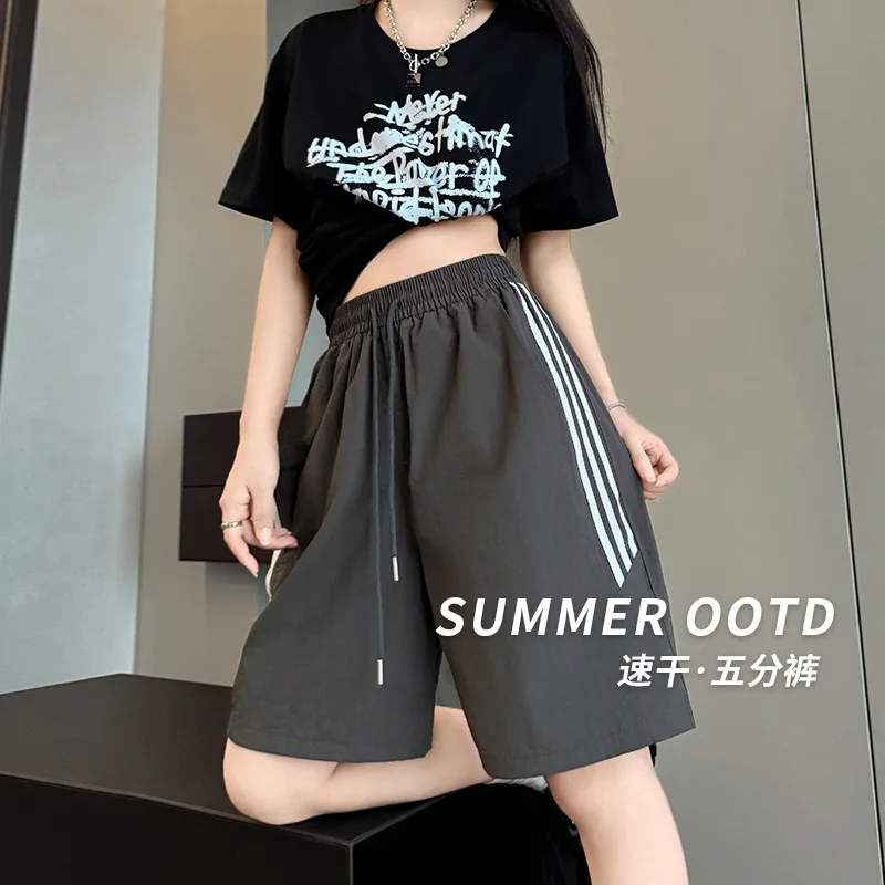 Нейлоновые быстросохнущие спортивные шорты для женщин, летние тонкие повседневные широкие брюки средней длины с высокой талией, утягивающие полосатые шорты с пятью точками
Нейлоновые быстросохнущие спортивные шорты для женщин, летние тонкие повседневные широкие брюки средней длины с высокой талией, утягивающие полосатые шорты с пятью точками