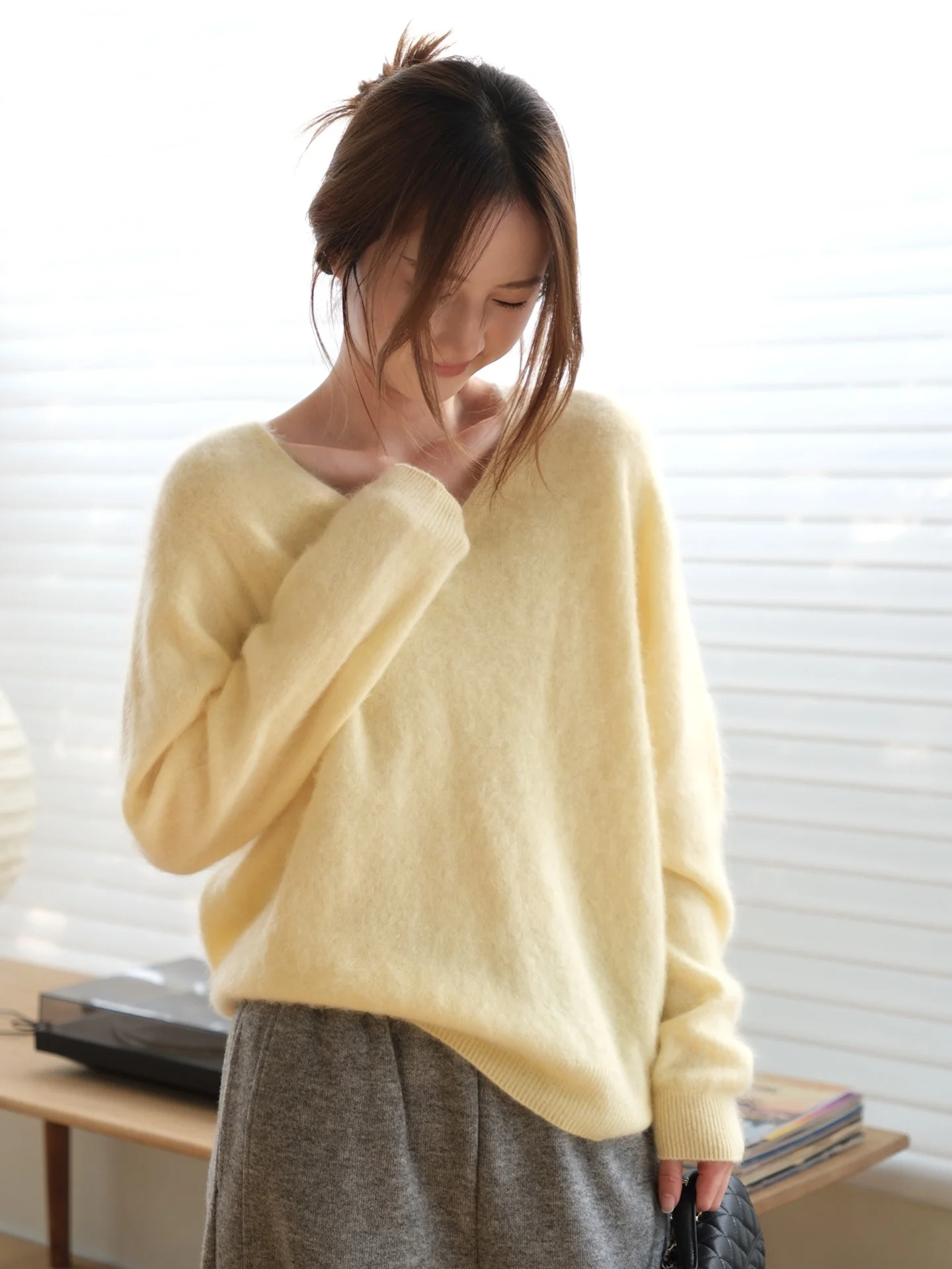 Осенне-зимний женский вязаный свитер с V-образным вырезом, свободный, уютный, из 95% шерсти, комфортный, теплый, модный, цветной
Осенне-зимний женский вязаный свитер с V-образным вырезом, свободный, уютный, из 95% шерсти, комфортный, теплый, модный, цветной