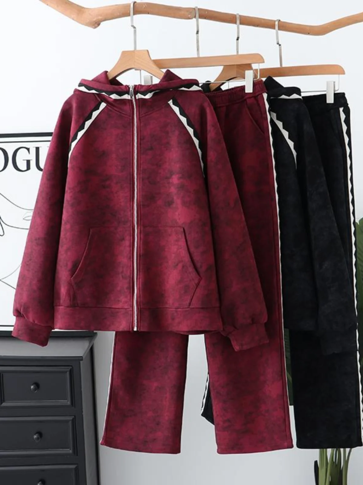 High-End Black White Sportswear Set Dyed Wide Leg Pants Two-Piece Set Large Size Women's Casual Sportswear Ensemble
High-End Black White Sportswear Set Dyed Wide Leg Pants Two-Piece Set Large Size Women's Casual Sportswear Ensemble