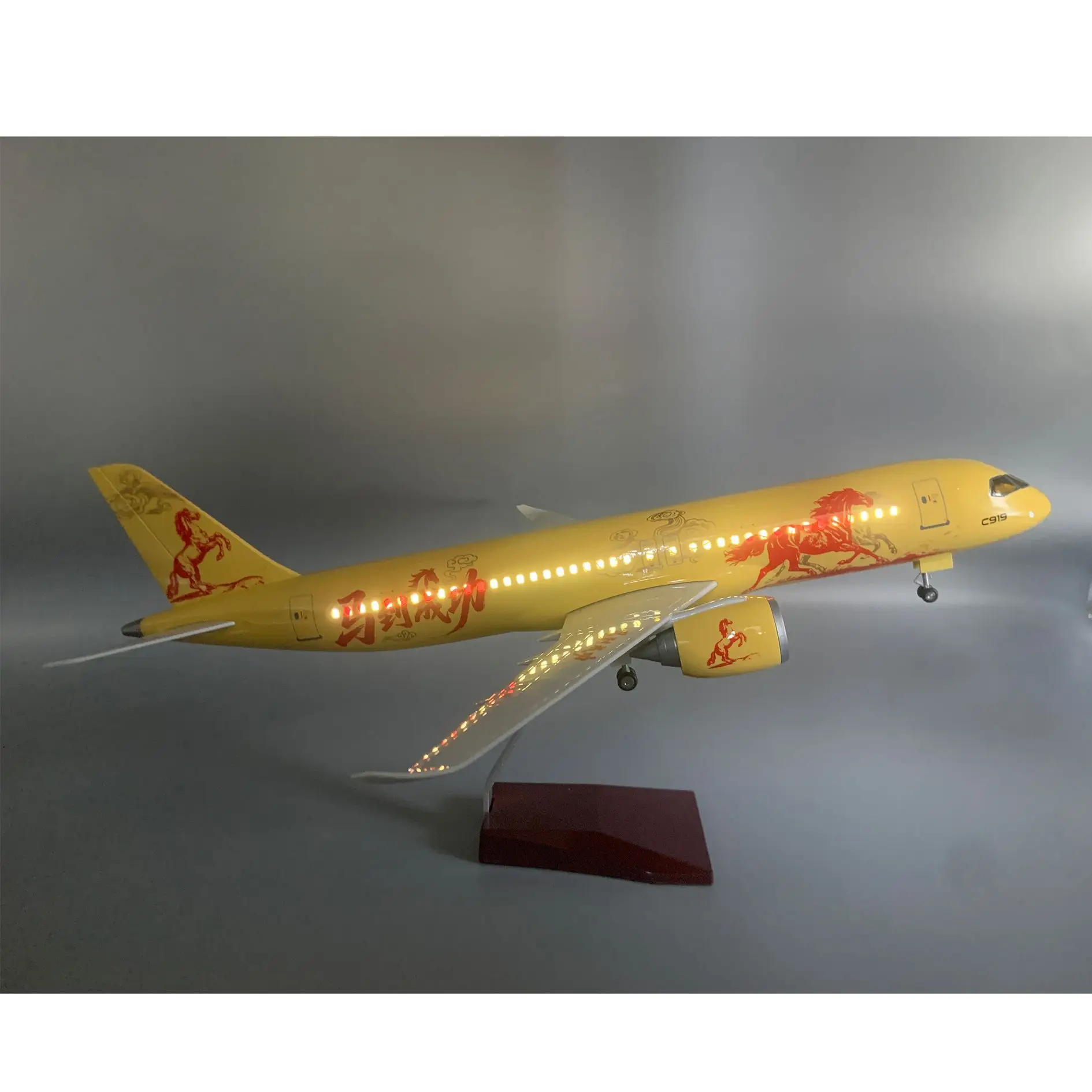Модель самолета C919, 37 см, со светодиодной подсветкой и подвижными колесами, статическая имитация, сувенир, узор «Быстрый успех», коллекционный предмет авиации
Модель самолета C919, 37 см, со светодиодной подсветкой и подвижными колесами, статическая имитация, сувенир, узор «Быстрый успех», коллекционный предмет авиации