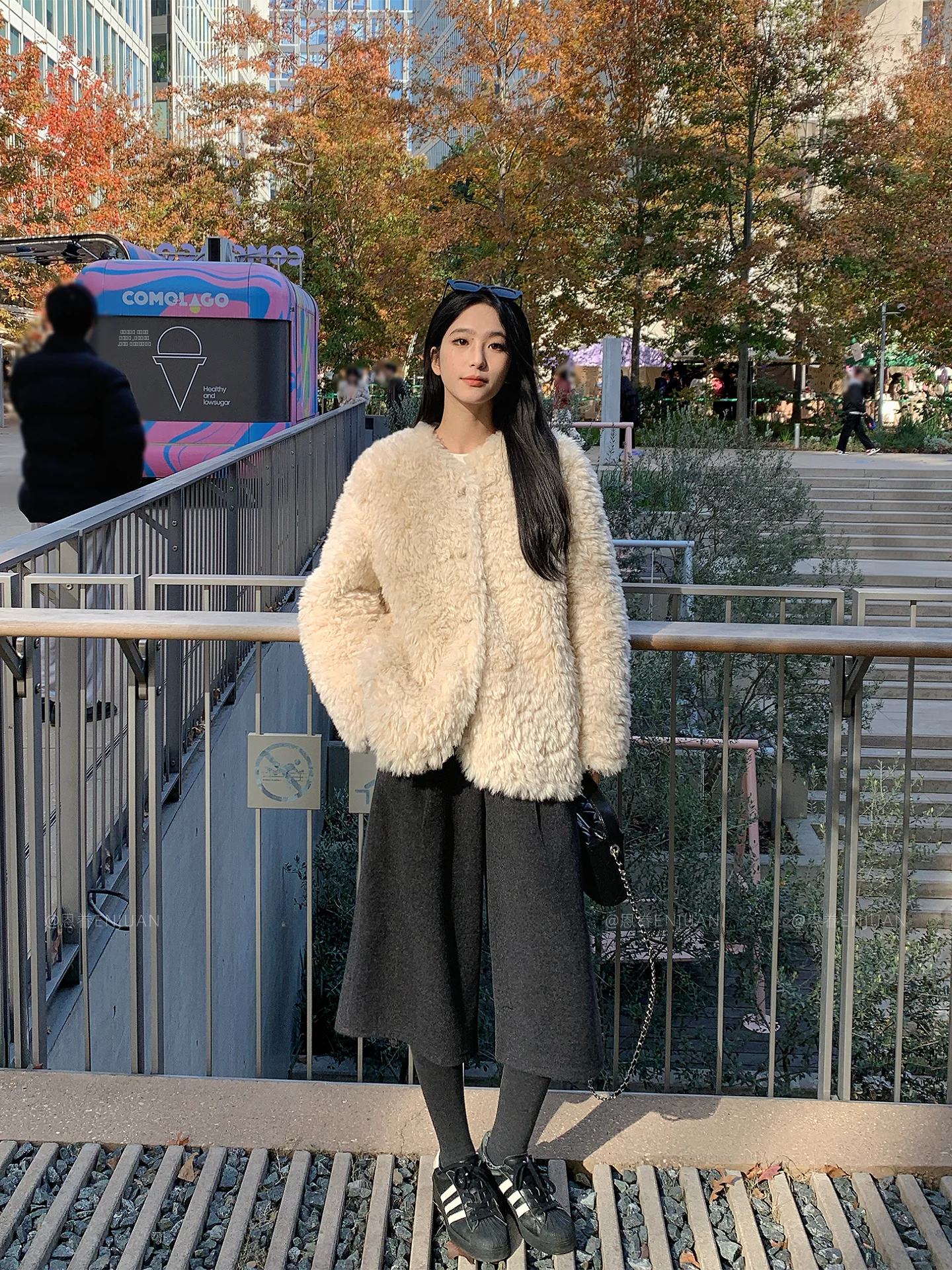 Ele round Ne Lamb Fur Jaet Women's Faionable Eco-friendly Faux Fur Coat Warm Casual Sle Polyester Fabric Coat
Ele round Ne Lamb Fur Jaet Women's Faionable Eco-friendly Faux Fur Coat Warm Casual Sle Polyester Fabric Coat