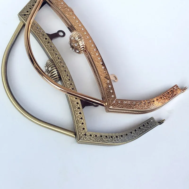 18cm Purse Frame Handle Big Kiss Clasp Coin Embossing DIY Quilting Handmade Bag /bronze Silver Gold Black Bag Accessories
18cm Purse Frame Handle Big Kiss Clasp Coin Embossing DIY Quilting Handmade Bag /bronze Silver Gold Black Bag Accessories
