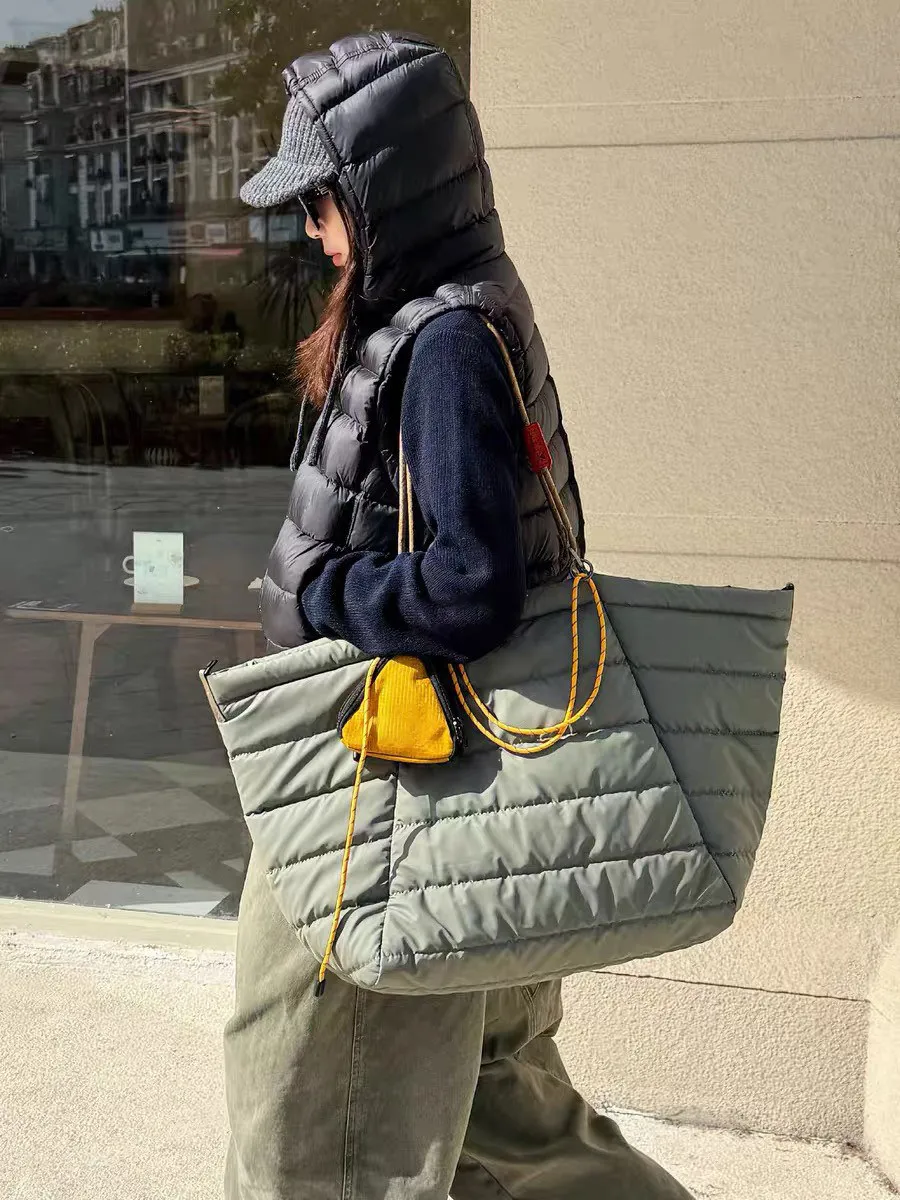 2026 Top Puff Tote nylon Men and Women Shoulder Bag Computer Bag Portable Deformation Purses and Handbags Designer
2026 Top Puff Tote nylon Men and Women Shoulder Bag Computer Bag Portable Deformation Purses and Handbags Designer