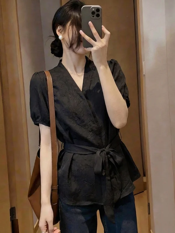 Elegant Acetate Satin Short Sleeve Shirt Women's V-neck Tie Waist Top Korean Style Bubble Sleeve Loose Fit Summer New Arrival
Elegant Acetate Satin Short Sleeve Shirt Women's V-neck Tie Waist Top Korean Style Bubble Sleeve Loose Fit Summer New Arrival