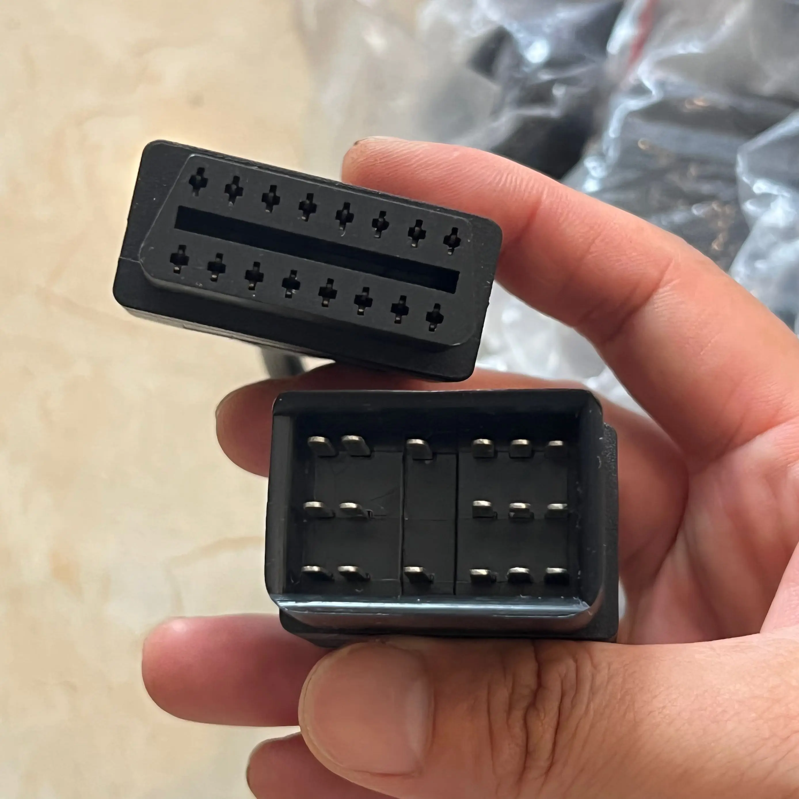 OBD2 16-контактный разъем «мама» на 17-контактный кабель-адаптер To.yota 
OBD2 16-контактный разъем «мама» на 17-контактный кабель-адаптер To.yota