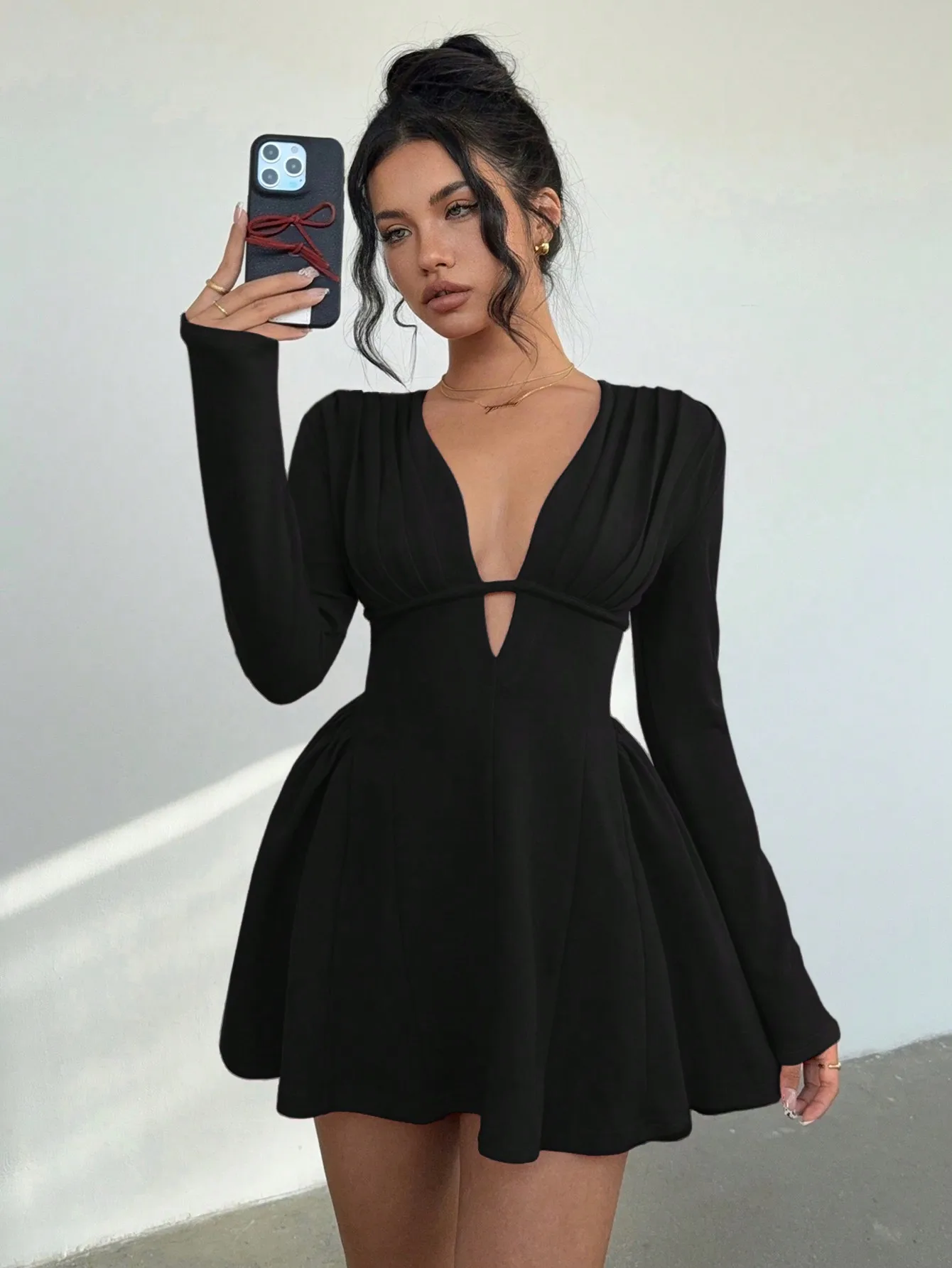 Женское черное однотонное мини-платье с глубоким V-образным вырезом и вырезами по бокам
Женское черное однотонное мини-платье с глубоким V-образным вырезом и вырезами по бокам