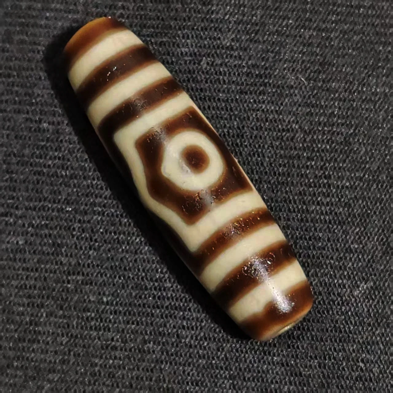 No.1 Taiwan infiltration construction 5A high oil old material slurry weathering 3-eye agate Tianzhu Dzi
No.1 Taiwan infiltration construction 5A high oil old material slurry weathering 3-eye agate Tianzhu Dzi