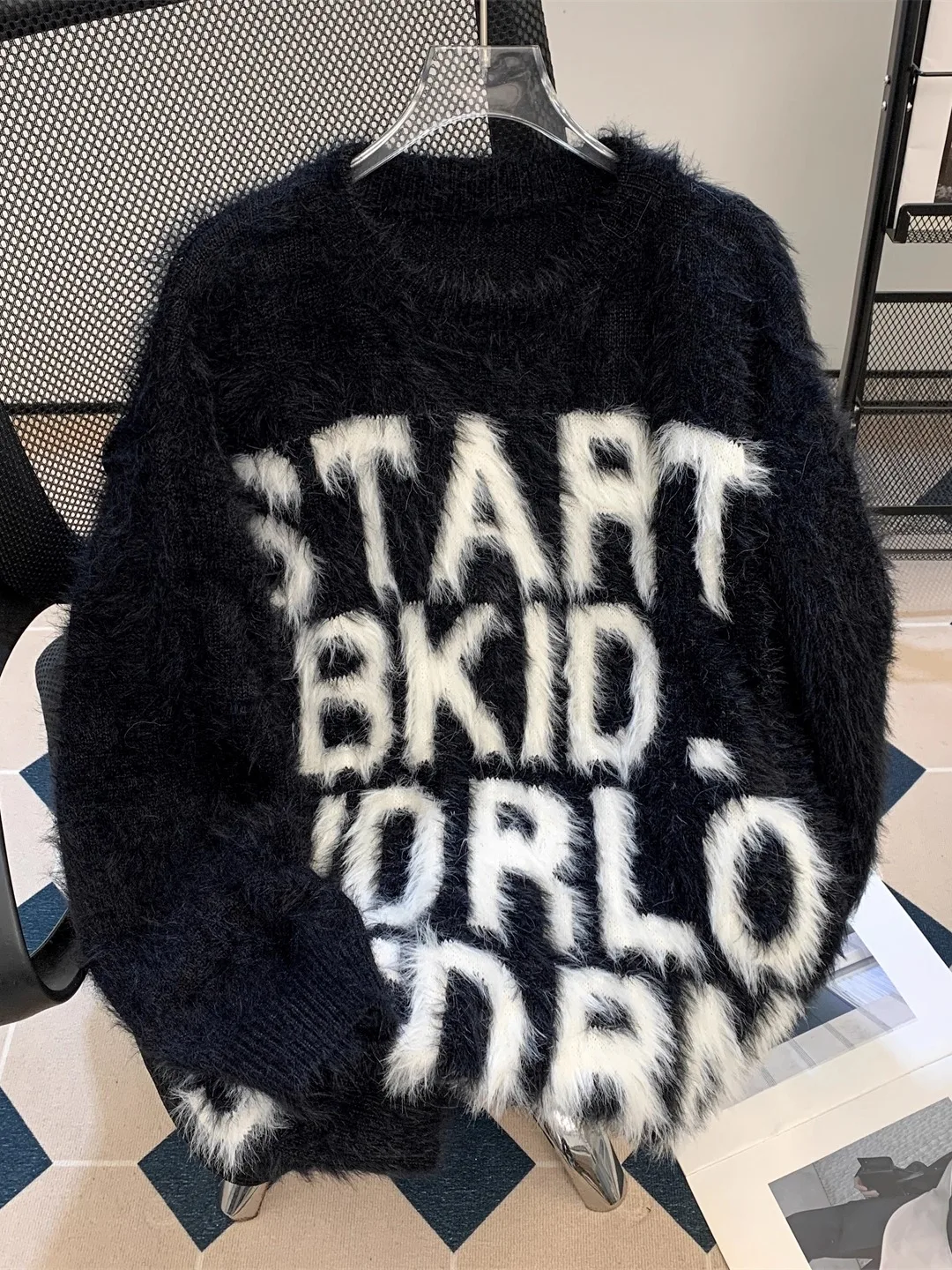 Мужской вязаный свитер с вышивкой в американском стиле Sle, круглый, свободный крой, ленивый, осенне-зимнее пальто из искусственного меха, молодежное повседневное...
Мужской вязаный свитер с вышивкой в американском стиле Sle, круглый, свободный крой, ленивый, осенне-зимнее пальто из искусственного меха, молодежное повседневное...