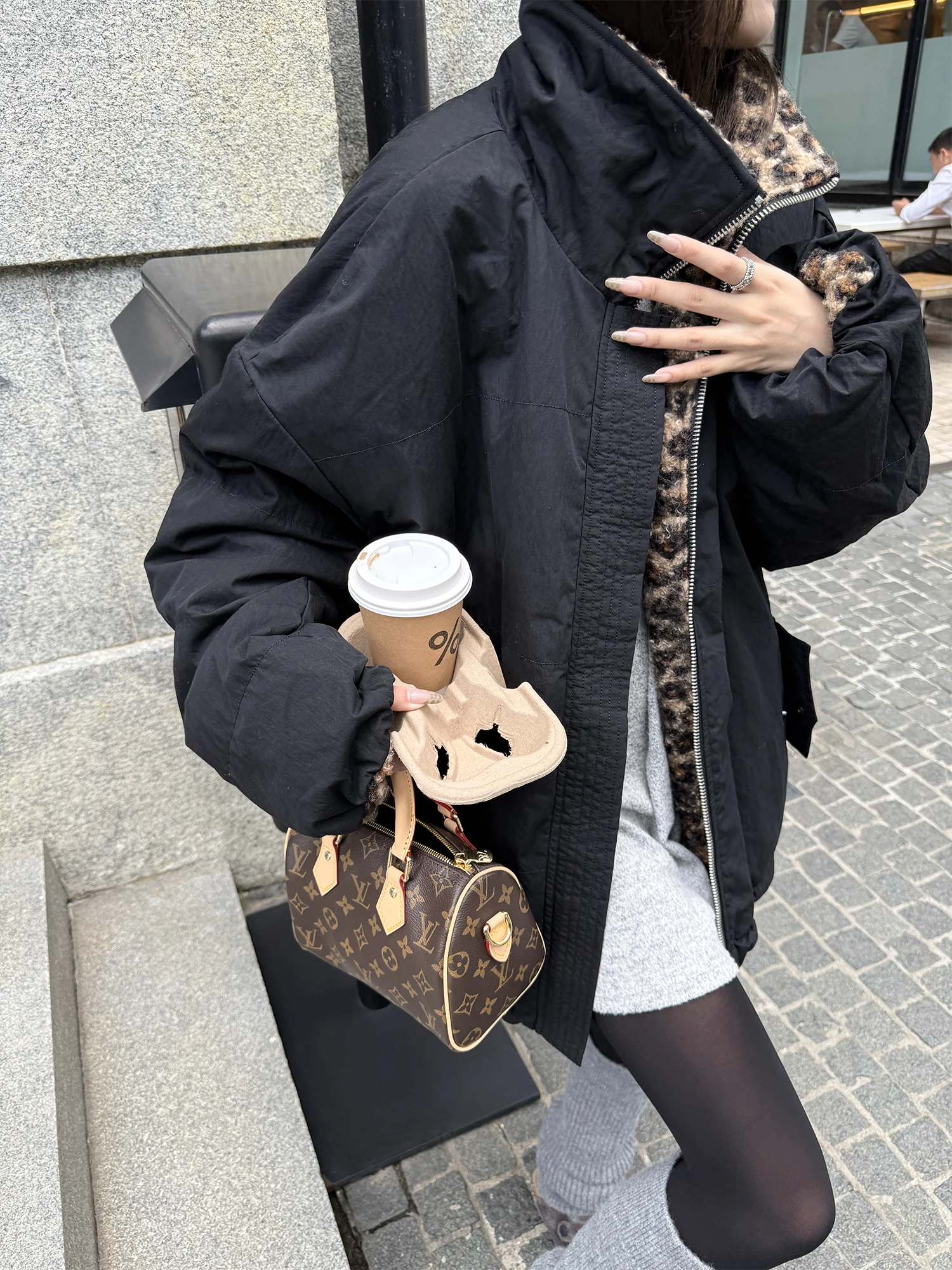 Утепленная двусторонняя ветрозащитная рабочая куртка Superniniyy для женщин с леопардовым принтом, из овечьего вельвета, теплая, для поездок на работу, в корейском стиле
Утепленная двусторонняя ветрозащитная рабочая куртка Superniniyy для женщин с леопардовым принтом, из овечьего вельвета, теплая, для поездок на работу, в корейском стиле