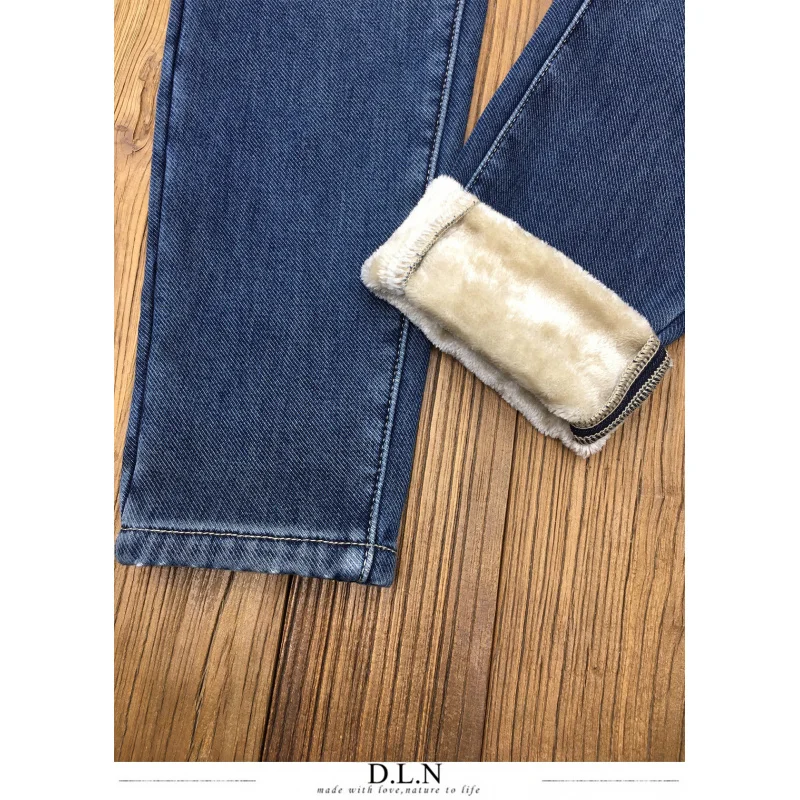 Зимние мужские джинсы из плотного флиса и теплая мужская одежда 2026, высококачественные повседневные эластичные облегающие брюки, маленькие прямые брюки
Зимние мужские джинсы из плотного флиса и теплая мужская одежда 2026, высококачественные повседневные эластичные облегающие брюки, маленькие прямые брюки