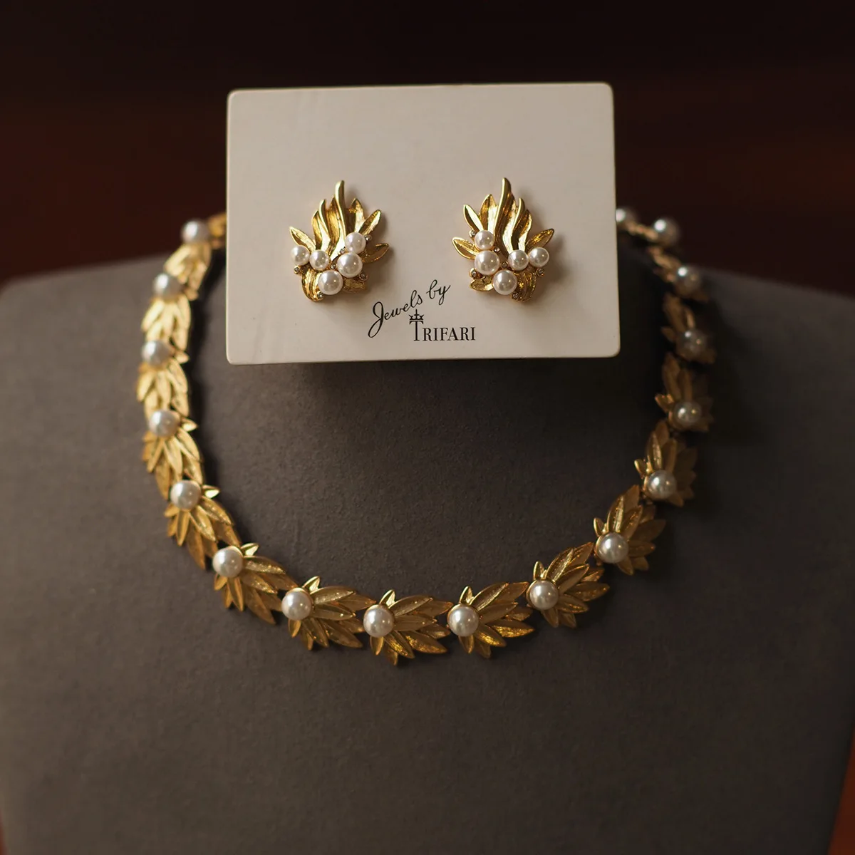 2025 New Monet-Style Leaf-Shaped Pearl Trifari-Style Jewelry Set — Stud Earrings, Necklace, High Luster Impressionist Vintage
2025 New Monet-Style Leaf-Shaped Pearl Trifari-Style Jewelry Set — Stud Earrings, Necklace, High Luster Impressionist Vintage