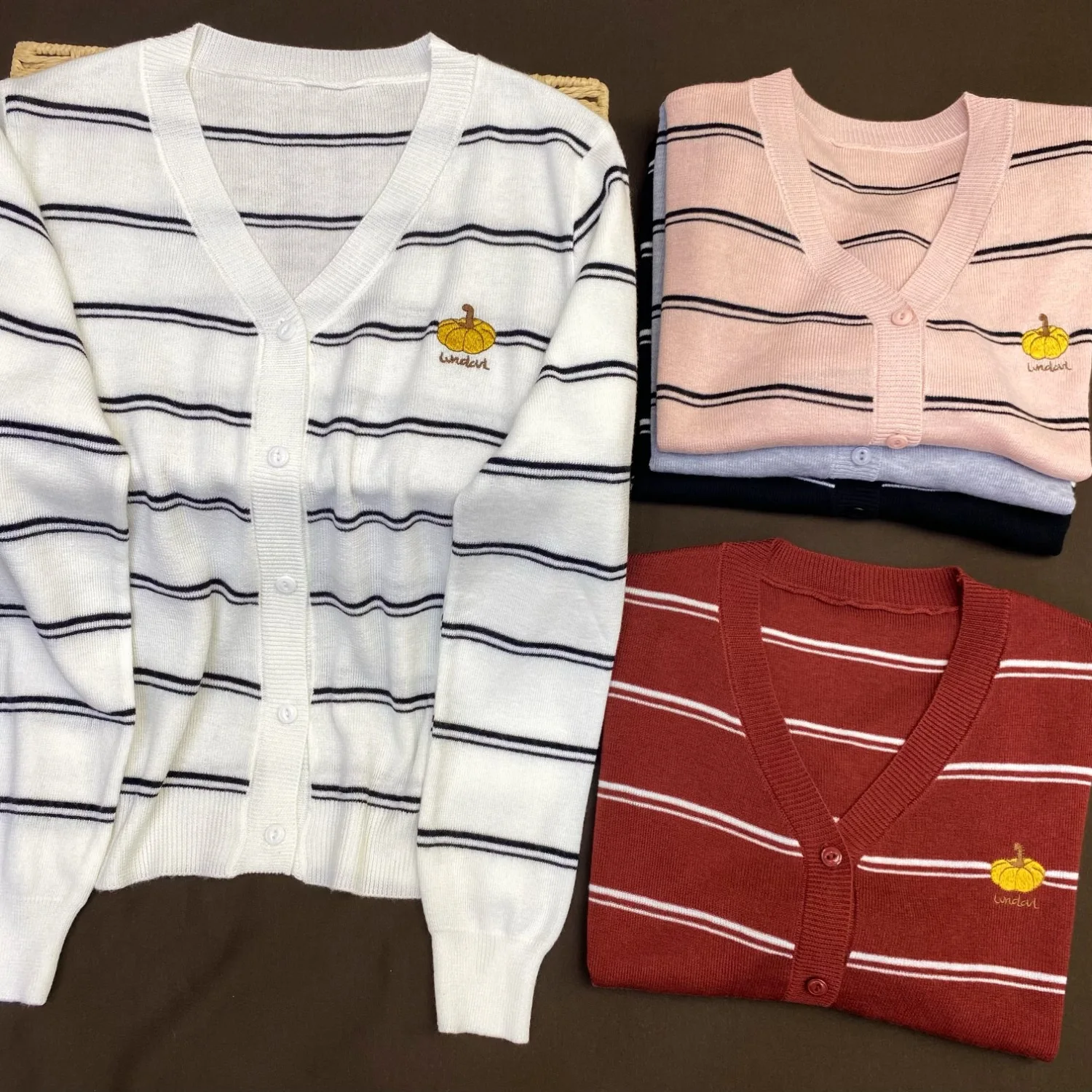 Embroidered Pumpkin Knitted Open Cardigan Women's Thin Long Sleeve V-Neck Striped Simple Commute Slimming Top Spring Autumn
Embroidered Pumpkin Knitted Open Cardigan Women's Thin Long Sleeve V-Neck Striped Simple Commute Slimming Top Spring Autumn