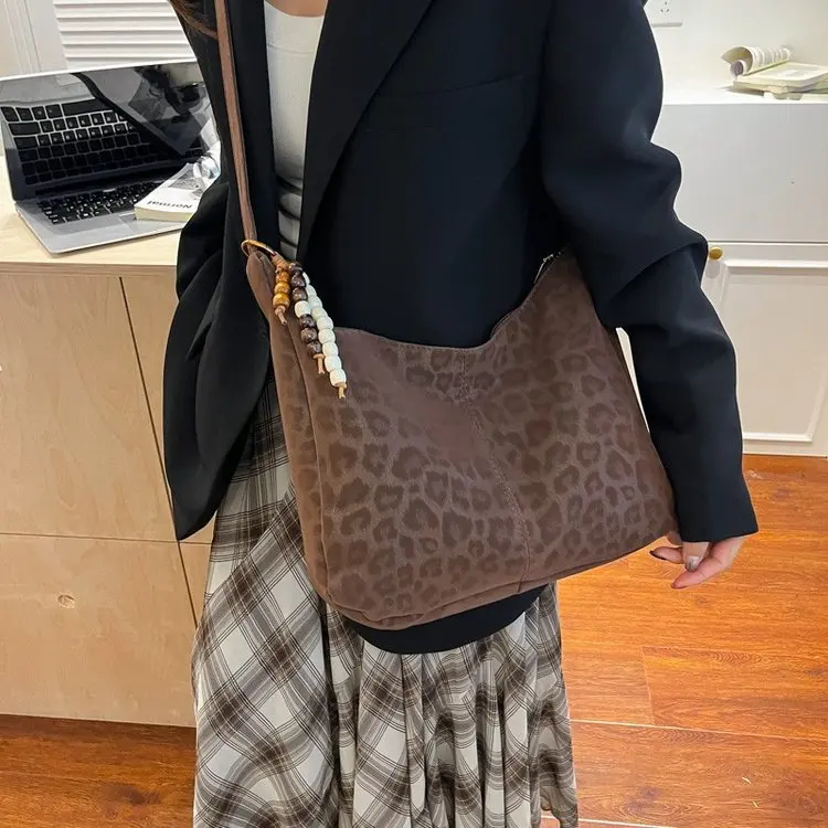 Fall Winter Retro Matte oulder Bag Women's 2025 New High-End Small Brown Crossbody Bag Artistic Sle Zipper Closure
Fall Winter Retro Matte oulder Bag Women's 2025 New High-End Small Brown Crossbody Bag Artistic Sle Zipper Closure