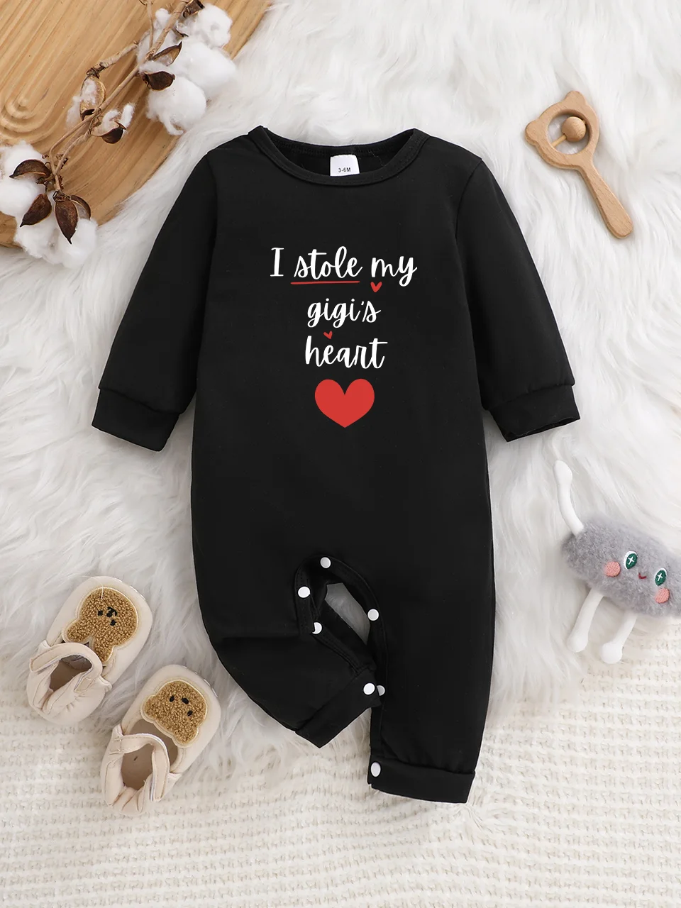 A baby long-sleeved onesie with interesting letter prints. It features a buttoned design for easy putting on and taking off
A baby long-sleeved onesie with interesting letter prints. It features a buttoned design for easy putting on and taking off