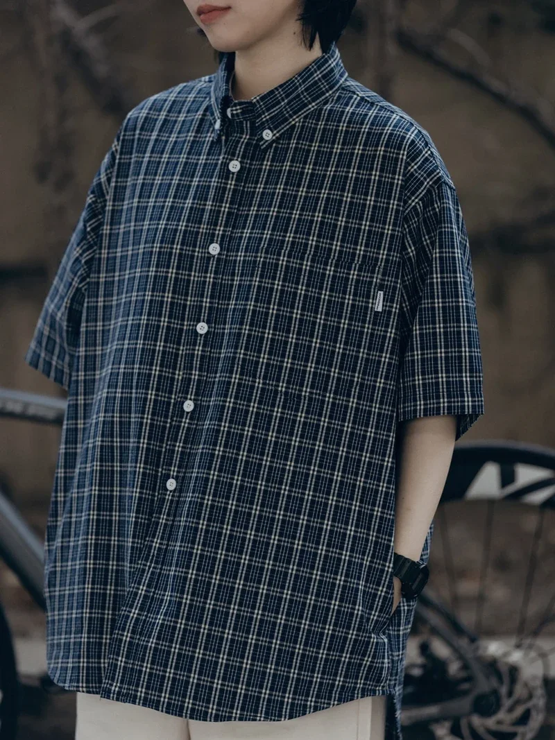 Japanese retro style oversized version - Blue dyed denim yarn checked short-sleeved shirt
Japanese retro style oversized version - Blue dyed denim yarn checked short-sleeved shirt