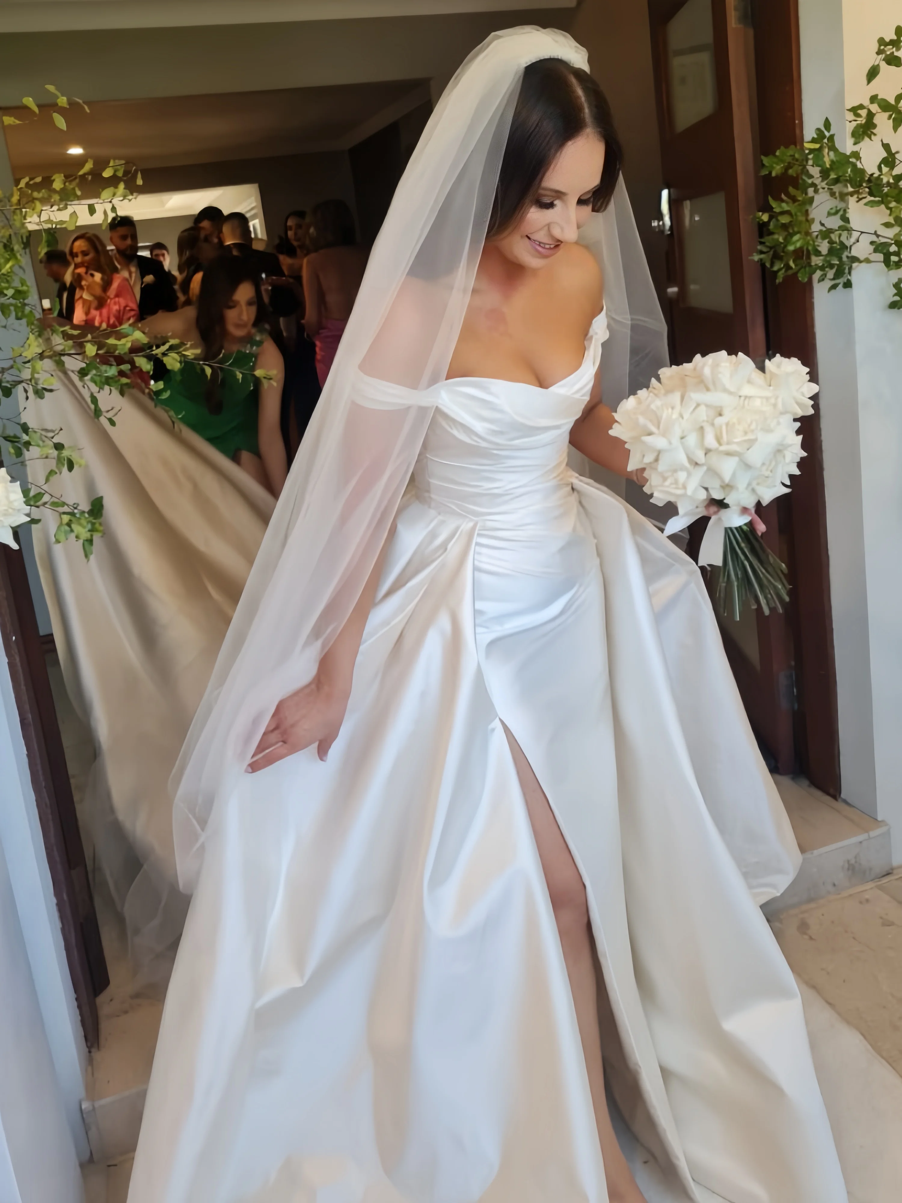 Customized Simple Stain Strapless Pleats A-Line High Side Slit Wedding Dress Pastoral Sleeveless Boat Neck Backless Lace Up 2026
Customized Simple Stain Strapless Pleats A-Line High Side Slit Wedding Dress Pastoral Sleeveless Boat Neck Backless Lace Up 2026
