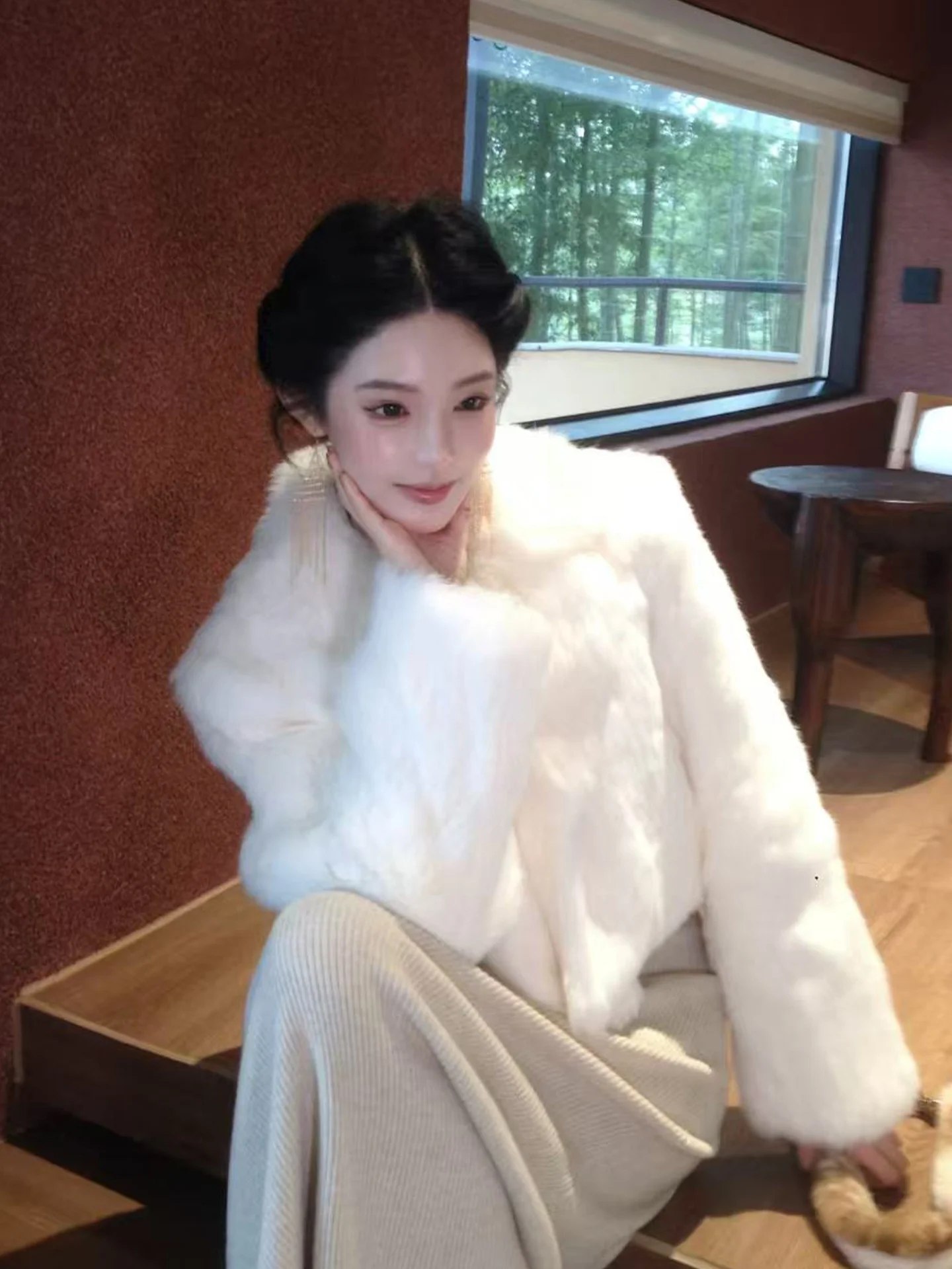 Женская шуба из 100% натурального кроличьего меха Alin Moon Rabbit, белая, пушистая, с длинными рукавами, воротником-стойкой
Женская шуба из 100% натурального кроличьего меха Alin Moon Rabbit, белая, пушистая, с длинными рукавами, воротником-стойкой