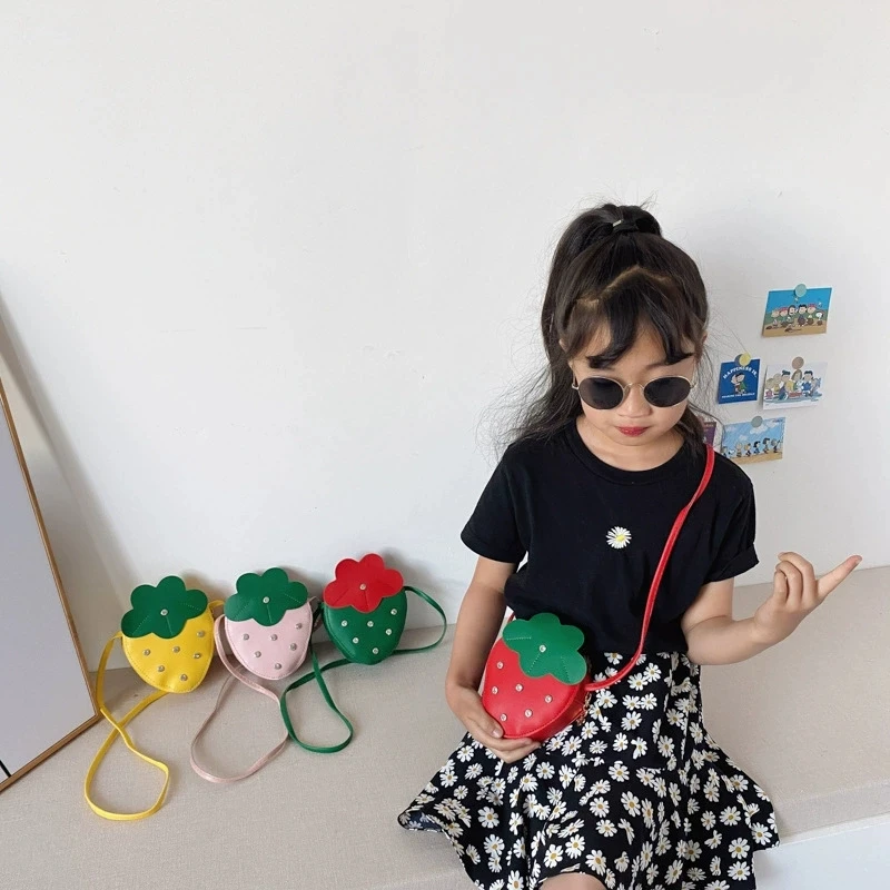 Cute Mini Three-Dimensional Strawberry Crossbody Bag for Girls Children's Fashion Small Baby Bag Soft Waterproof Ages 1-8
Cute Mini Three-Dimensional Strawberry Crossbody Bag for Girls Children's Fashion Small Baby Bag Soft Waterproof Ages 1-8
