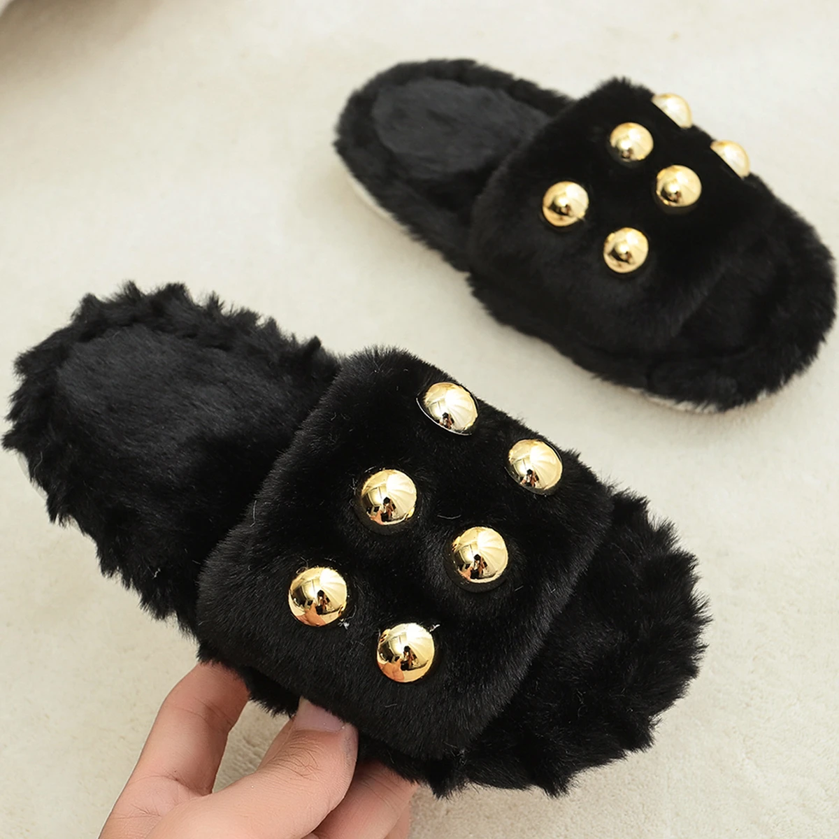 Pearl-decorated Flat Slippers for Girls in Autumn and Winter Are New Soft, Comfortable, Plush and Warm Home Cotton Slippers.
Pearl-decorated Flat Slippers for Girls in Autumn and Winter Are New Soft, Comfortable, Plush and Warm Home Cotton Slippers.