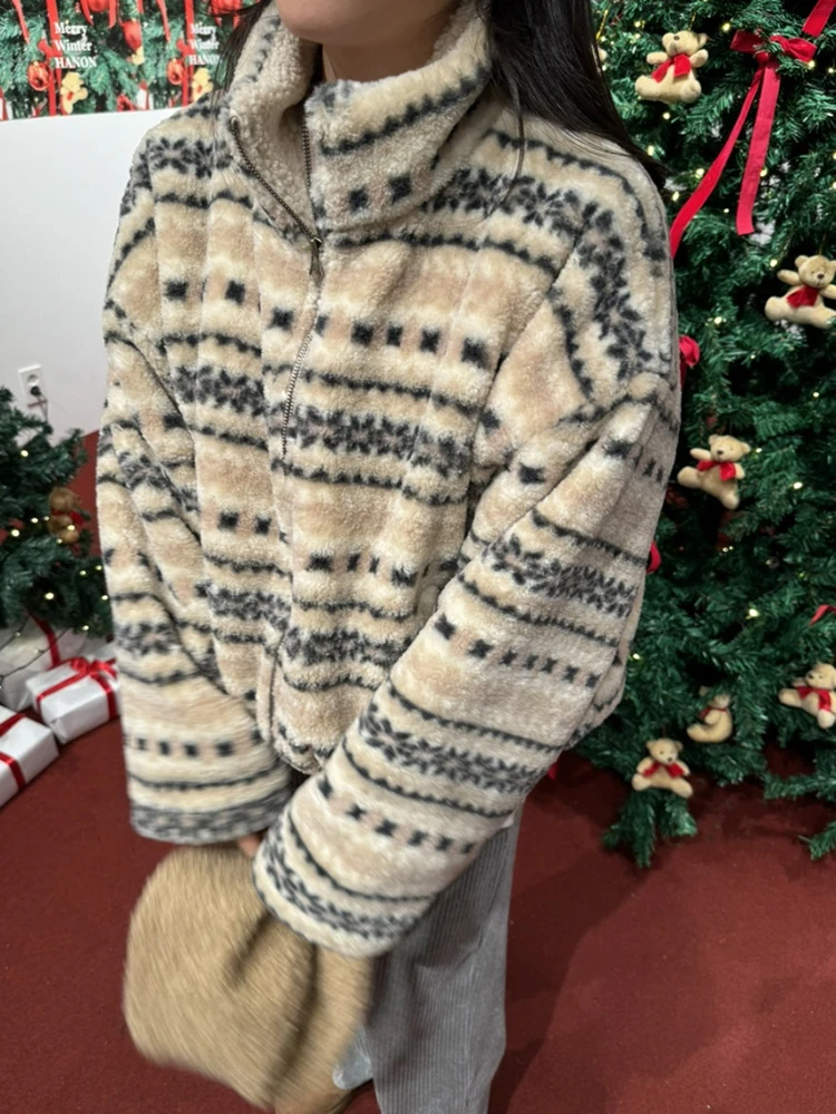 Винтажная куртка в этническом стиле, женская полосатая жаккардовая осенне-зимняя повседневная куртка, свободная верхняя одежда в стиле ретро на молнии из искусственной овечьей шерсти
Винтажная куртка в этническом стиле, женская полосатая жаккардовая осенне-зимняя повседневная куртка, свободная верхняя одежда в стиле ретро на молнии из искусственной овечьей шерсти