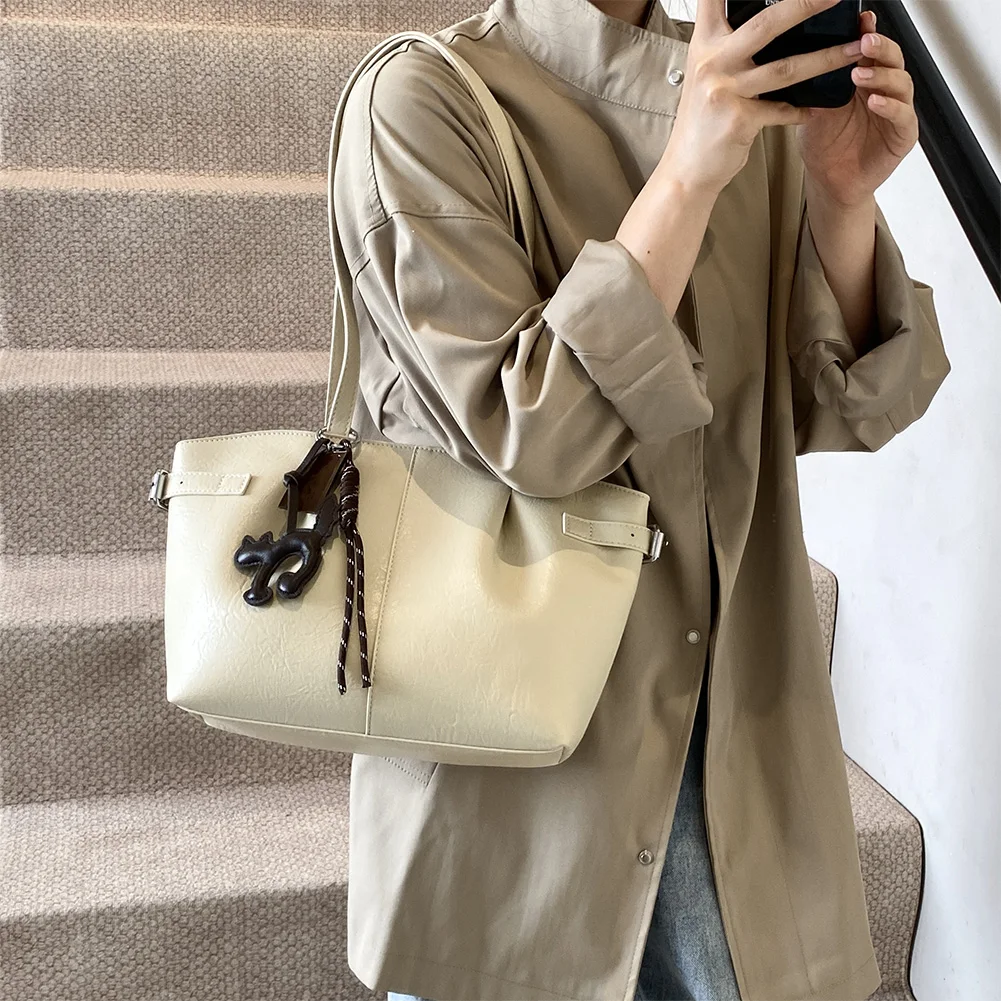 Tote Shoulder Bag for Women PU Leather Large Capacity Retro Shoulder Handbag Zipper Satchel Bag with Pendant Commuting Bag
Tote Shoulder Bag for Women PU Leather Large Capacity Retro Shoulder Handbag Zipper Satchel Bag with Pendant Commuting Bag