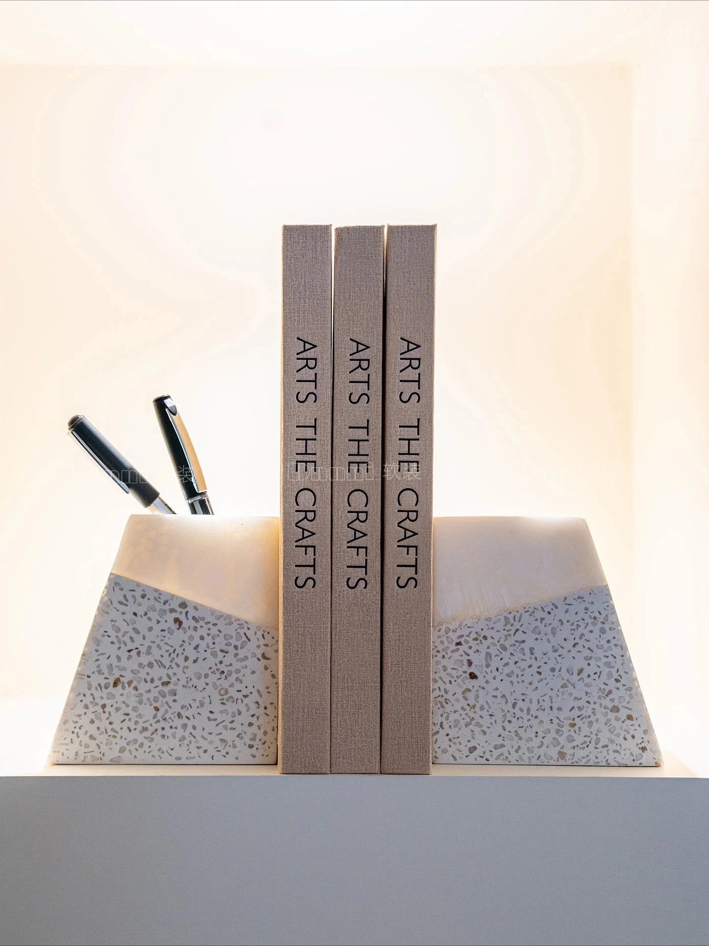 Simple Modern Pen Holder Book By Bookend Study Office Desktop Hotel Homestay Model Room Decoration
Simple Modern Pen Holder Book By Bookend Study Office Desktop Hotel Homestay Model Room Decoration