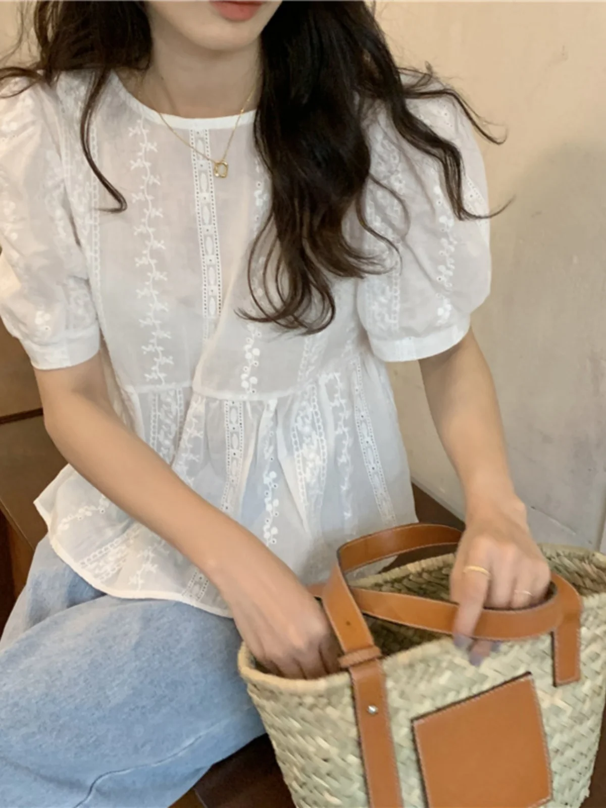 Retro Bubble Sve Hollow out White irt Fre Design Women's Summer Top Ele Korean Sle Straight Cut ort Sve Blouse
Retro Bubble Sve Hollow out White irt Fre Design Women's Summer Top Ele Korean Sle Straight Cut ort Sve Blouse
