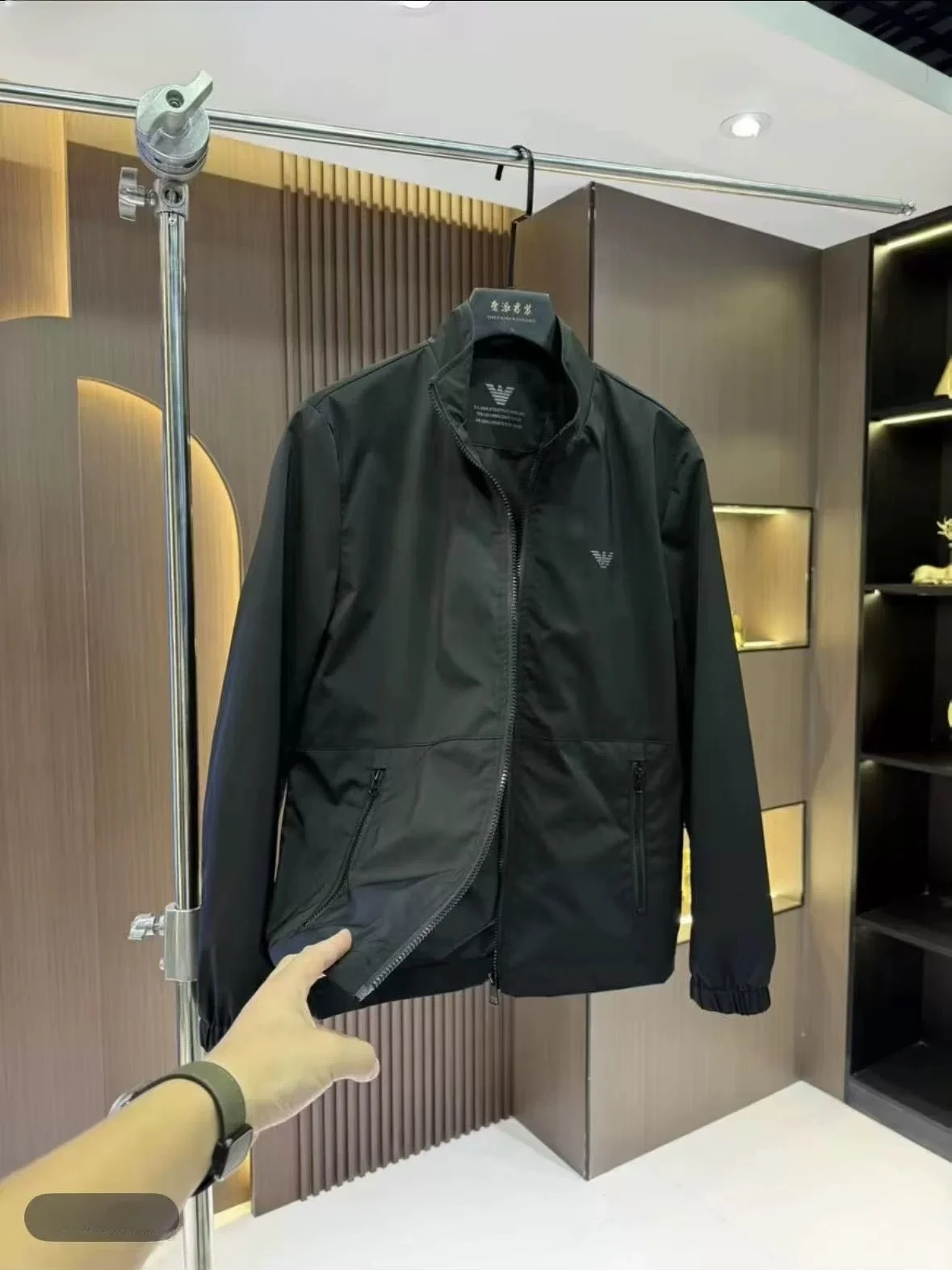 Высококачественная повседневная модная универсальная роскошная куртка-жакет мужская осенняя 2025 года, приталенная, с длинными рукавами, на молнии, однотонная, для повседневной носки...
Высококачественная повседневная модная универсальная роскошная куртка-жакет мужская осенняя 2025 года, приталенная, с длинными рукавами, на молнии, однотонная, для повседневной носки...