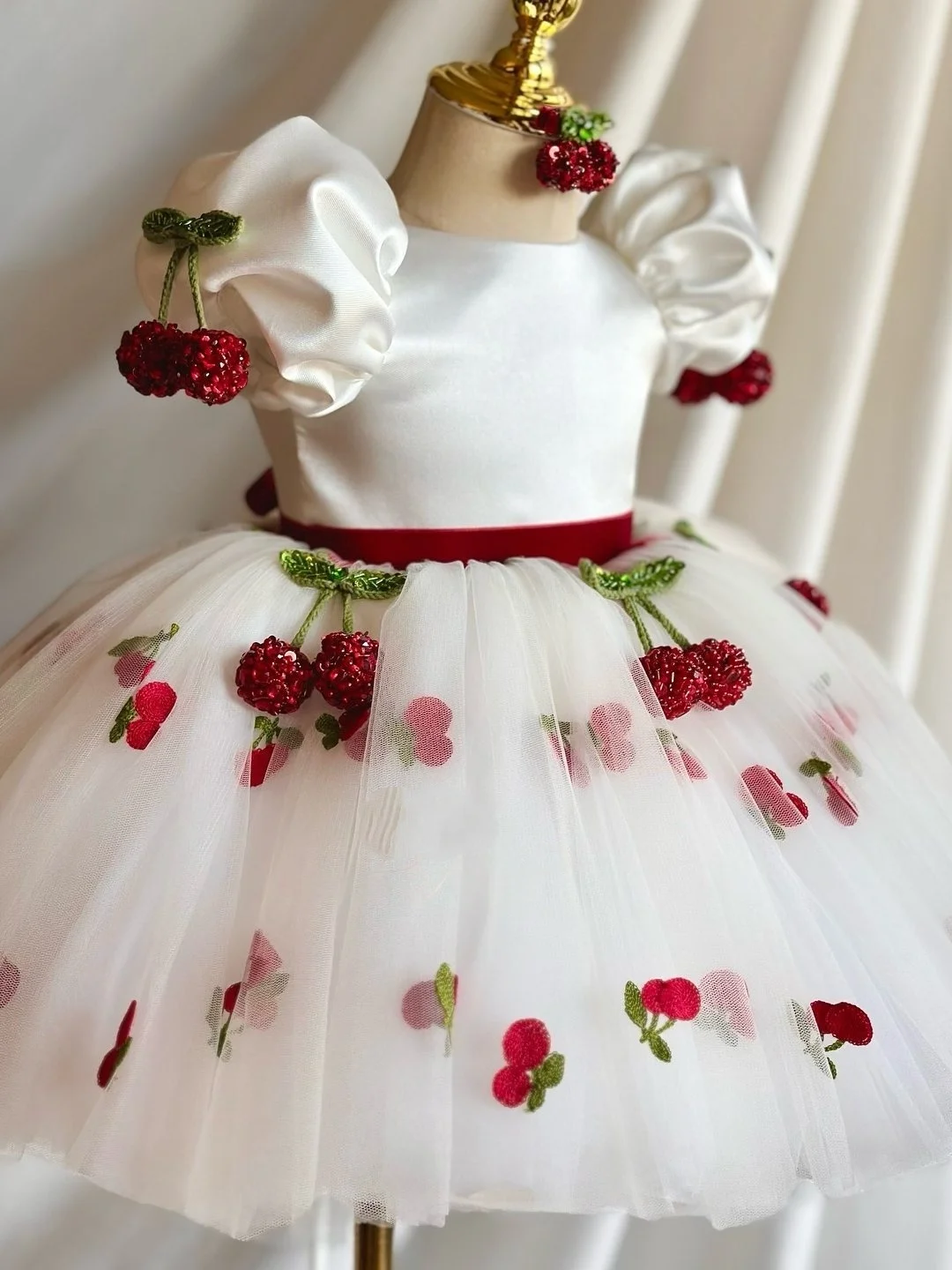 Custom Flower Girl Dress Wedding Gown Birthday Party Pageant Dress Puff Sleeve Cherry Embroidery Tulle Dress For Girls فساتين بن
Custom Flower Girl Dress Wedding Gown Birthday Party Pageant Dress Puff Sleeve Cherry Embroidery Tulle Dress For Girls فساتين بن