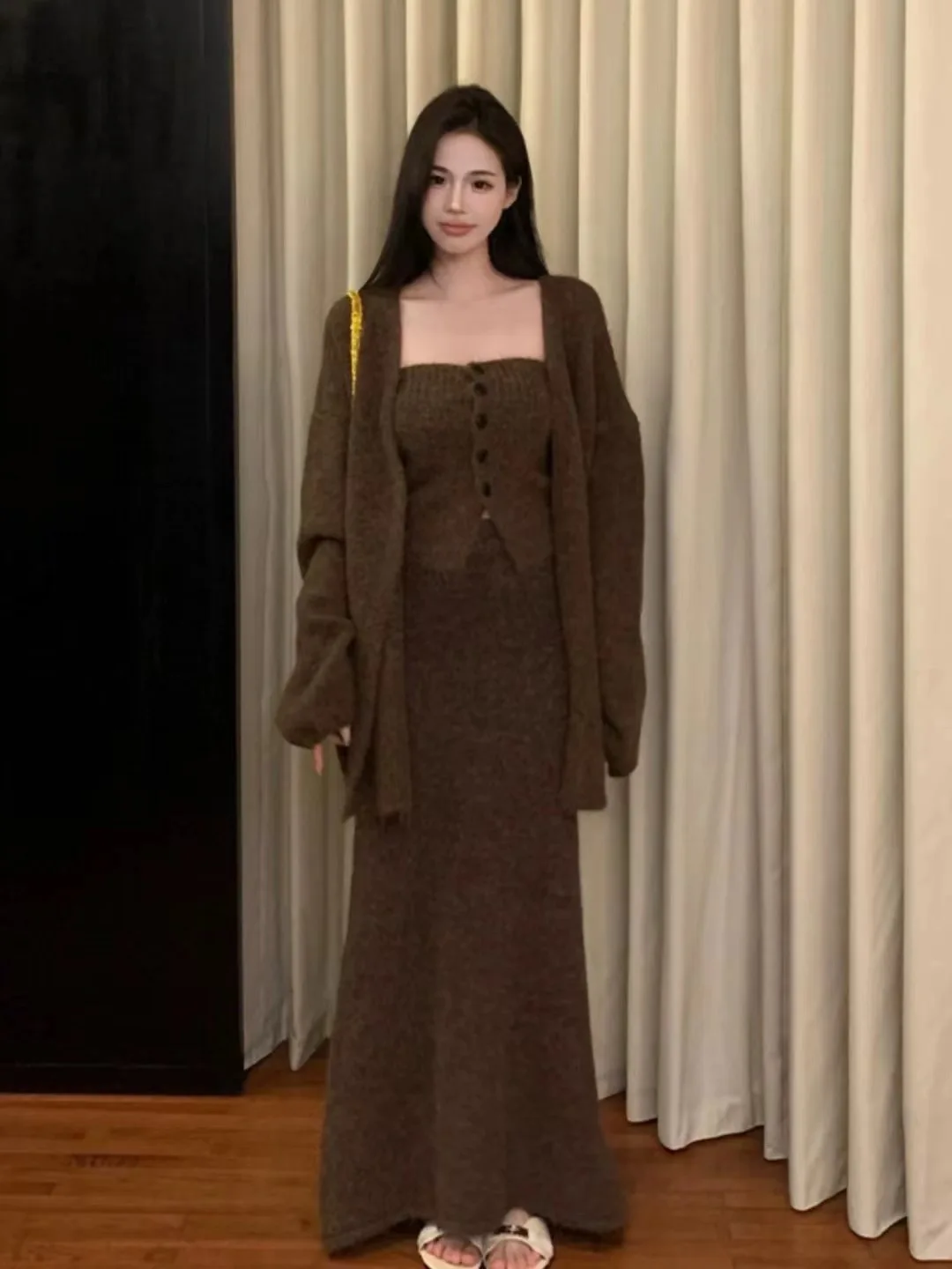 2024 Gentle Lazy Style Sweater Suit Autumn and Winter New High-end Tube Top Skirt Soft Waxy Knitted Cardigan Three-piece Set
2024 Gentle Lazy Style Sweater Suit Autumn and Winter New High-end Tube Top Skirt Soft Waxy Knitted Cardigan Three-piece Set