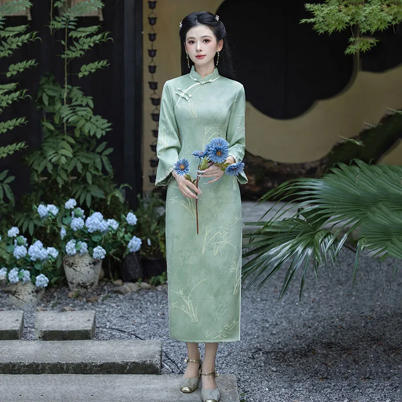 Green Inverted Sleeves New Chinese Style Long Sleeved Cheongsam Improved Women's Slim Autumn Winter Qipao Dress
Green Inverted Sleeves New Chinese Style Long Sleeved Cheongsam Improved Women's Slim Autumn Winter Qipao Dress 