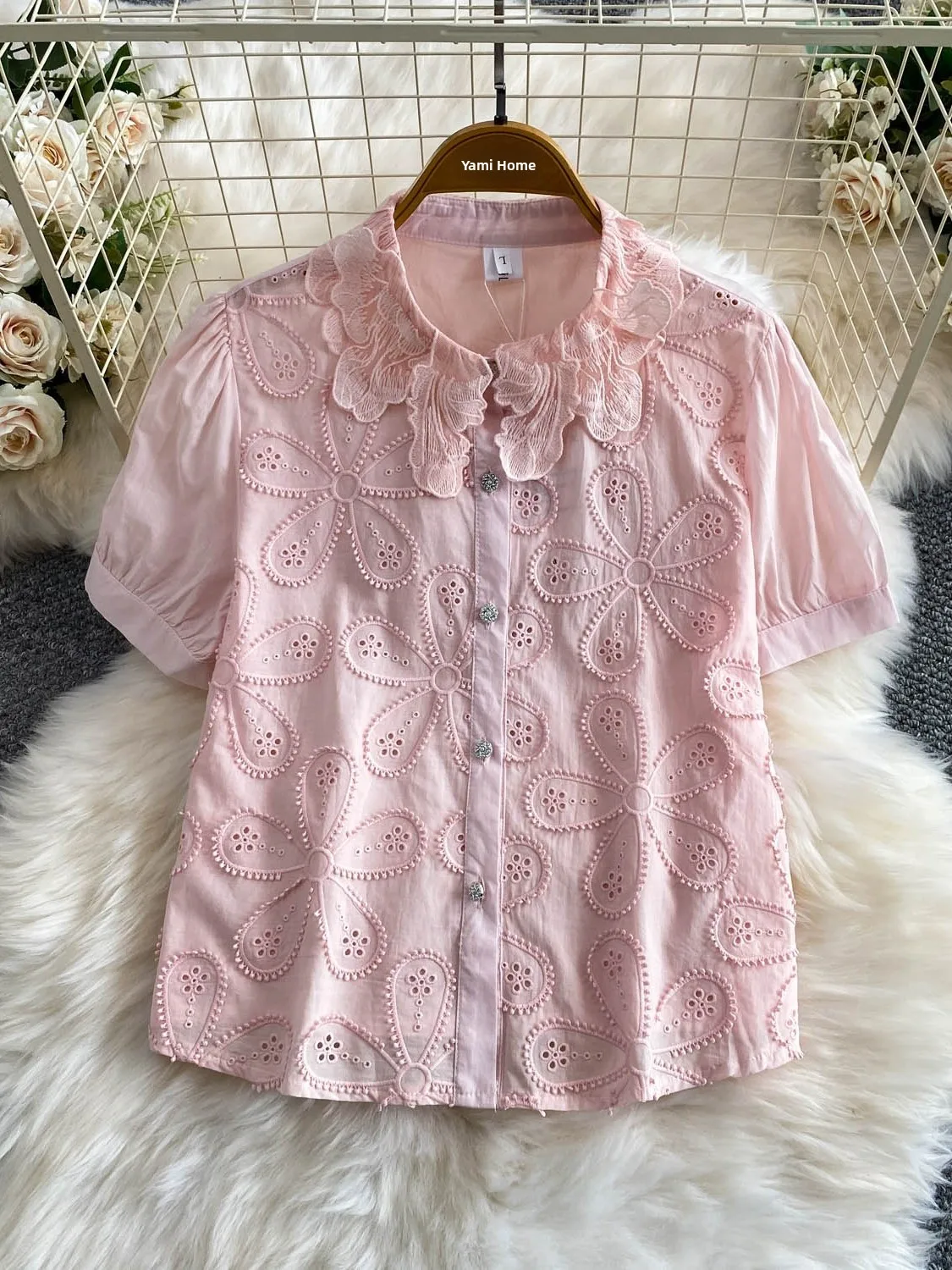 Retro Lace Hook Flower Doll Collar Shirt Women's Summer Luxury Diamond Embellished Button up Top Korean Style Loose Fit
Retro Lace Hook Flower Doll Collar Shirt Women's Summer Luxury Diamond Embellished Button up Top Korean Style Loose Fit