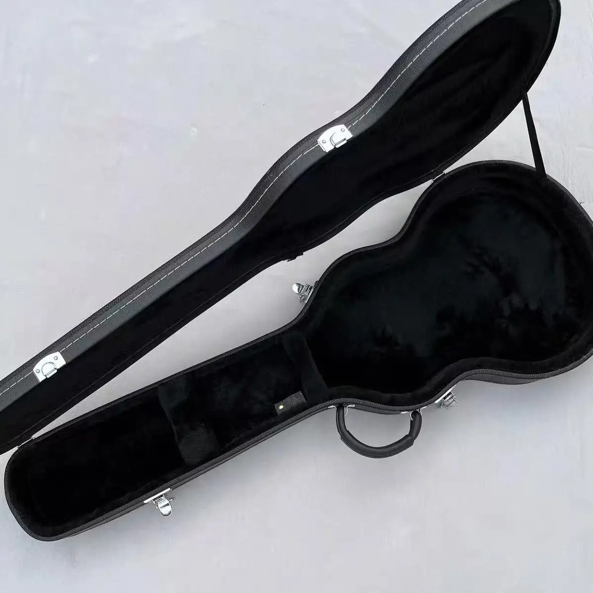 Guitar Hardcase for LP/Custom guitar, Black Hardcase with Black Lining, Durable Professional Protection
Guitar Hardcase for LP/Custom guitar, Black Hardcase with Black Lining, Durable Professional Protection