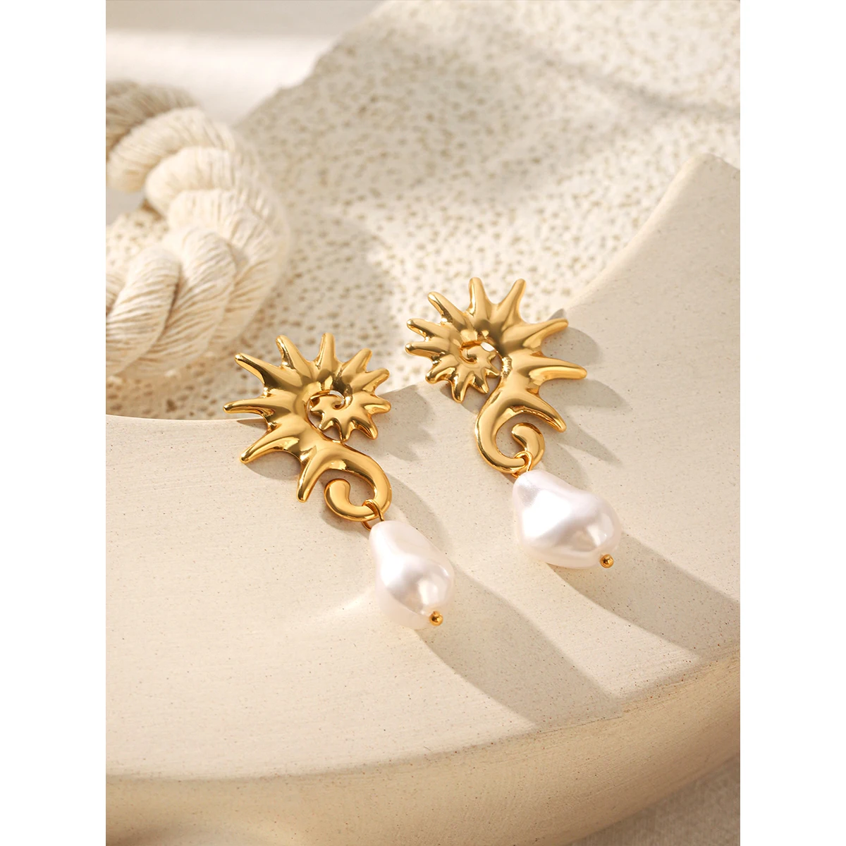 18K Gold PVD Plated Stainless Steel Square Pearl Earrings Fashion Waterproof T High Quality Jewelry For Women Party Gift
18K Gold PVD Plated Stainless Steel Square Pearl Earrings Fashion Waterproof T High Quality Jewelry For Women Party Gift