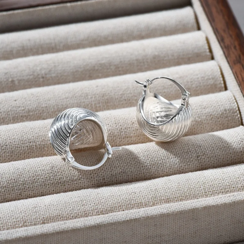 New Retro Semicircular Metal Stud Earrings Women's Earrings Light Luxury High Sense Personality Versatile Niche Fashion Earrings
New Retro Semicircular Metal Stud Earrings Women's Earrings Light Luxury High Sense Personality Versatile Niche Fashion Earrings