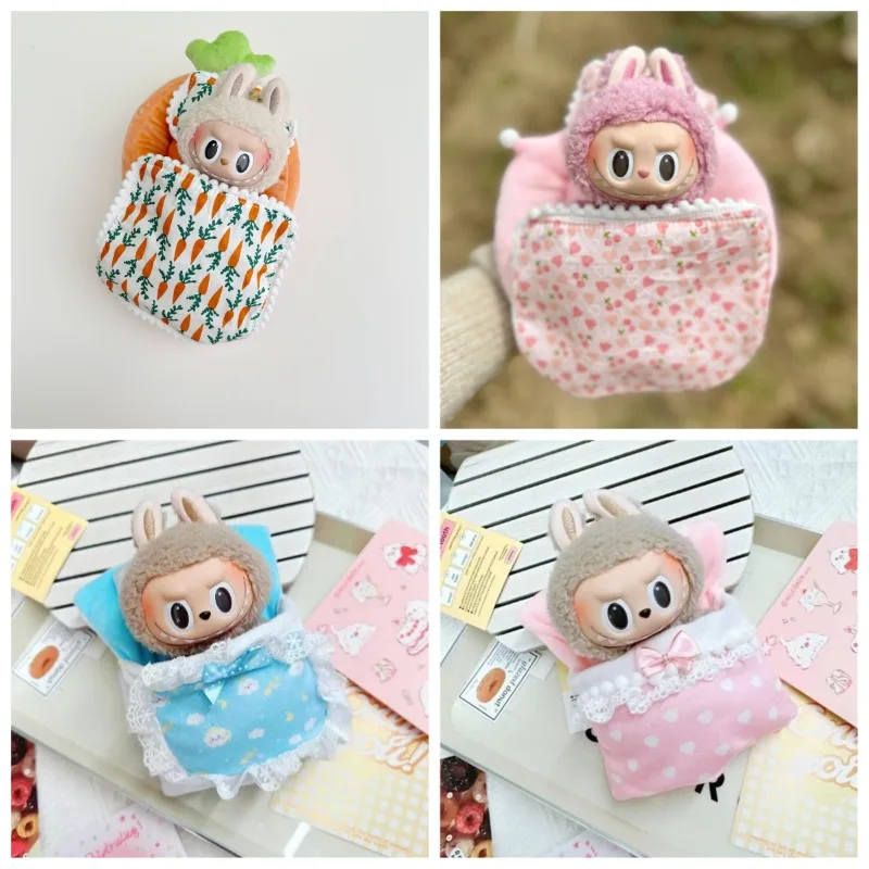 Детская кроватка 17 см LABUBU модный комплект постельного белья из трех Корона, ананас, вишня, морковь, милая кровать Labubu.
Детская кроватка 17 см LABUBU модный комплект постельного белья из трех Корона, ананас, вишня, морковь, милая кровать Labubu.