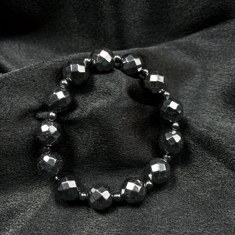 Natural Terahertz Magnetic Bracelet Hand Row, Fashionable and Simple Men's and Women's Bracelets.
Natural Terahertz Magnetic Bracelet Hand Row, Fashionable and Simple Men's and Women's Bracelets.