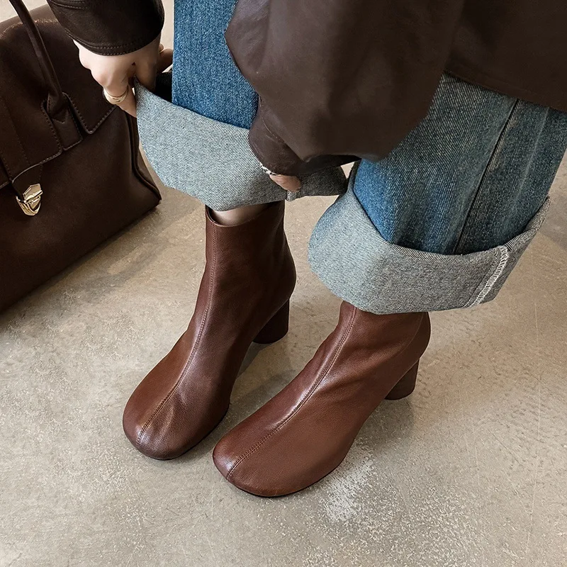 Arden Furtado Autumn Brown cowhide Back zipper Short boots Round toe Chunky heels Modern boots Large size simple style boots
Arden Furtado Autumn Brown cowhide Back zipper Short boots Round toe Chunky heels Modern boots Large size simple style boots