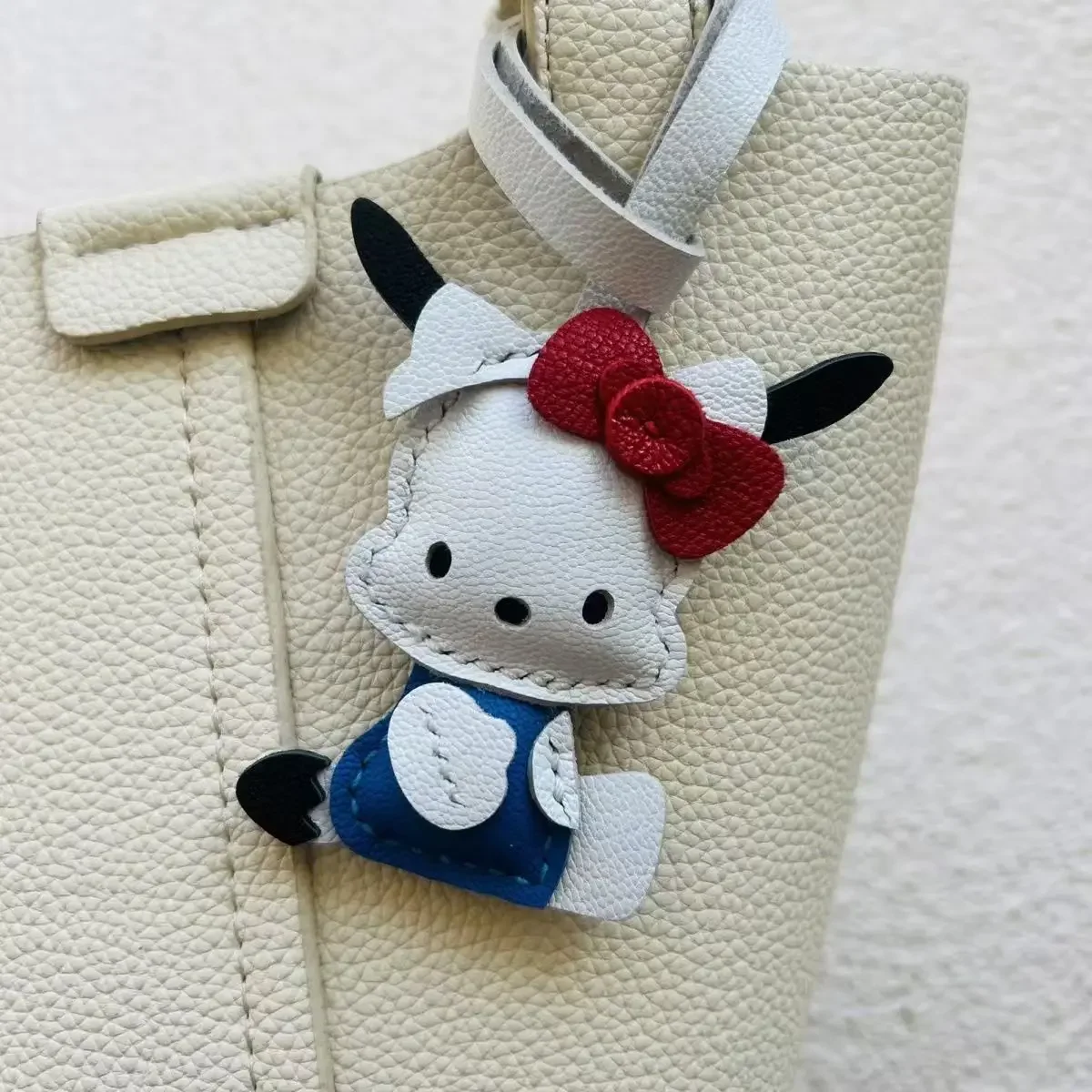 Handmade leather goods Pacha dog genuine leather bag pendant double-sided sewn key chain Bag charm
Handmade leather goods Pacha dog genuine leather bag pendant double-sided sewn key chain Bag charm