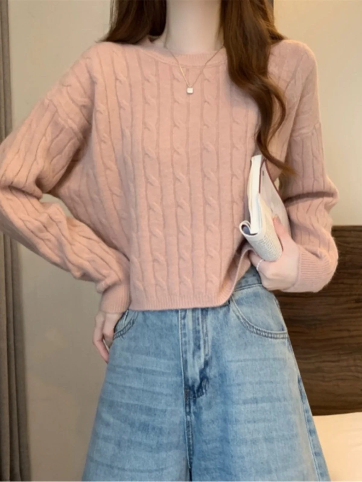 Корейский мягкий вязаный свитер, повседневный длинный свитер с круглым вырезом, женский базовый теплый свитер из утолщенного полиэстера для весны и осени
Корейский мягкий вязаный свитер, повседневный длинный свитер с круглым вырезом, женский базовый теплый свитер из утолщенного полиэстера для весны и осени